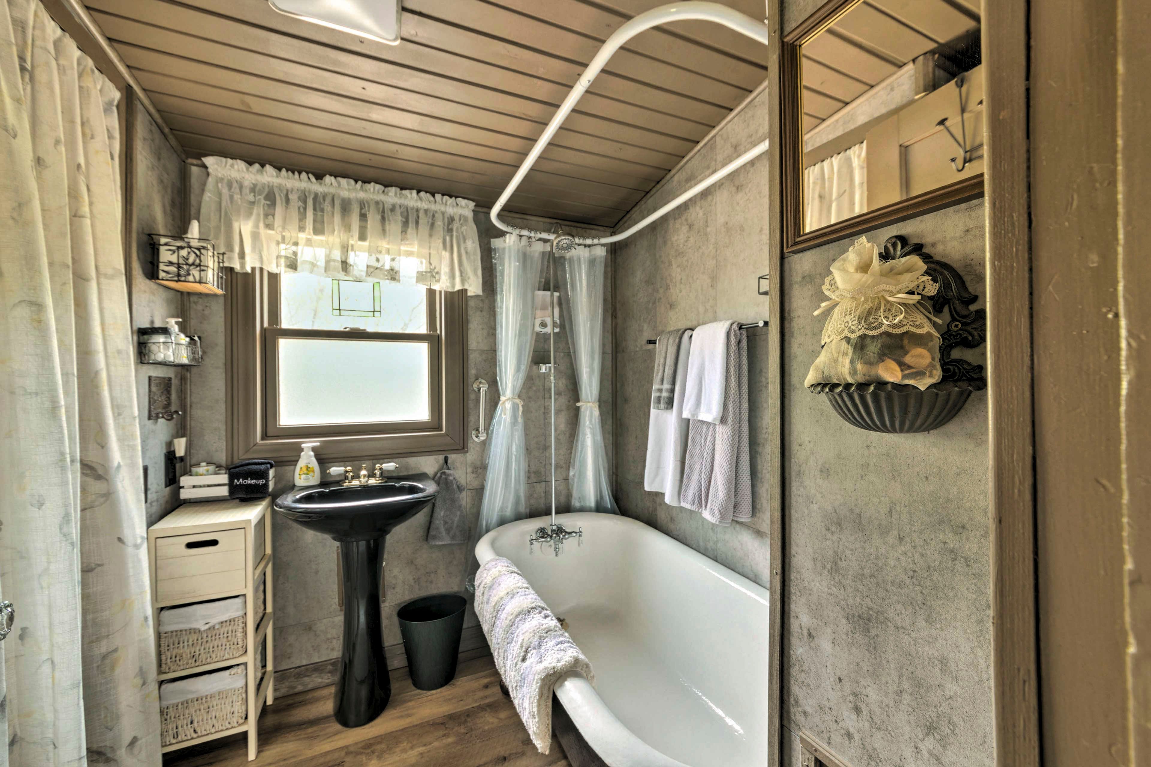 Full Bathroom | Complimentary Toiletries | Hair Dryer