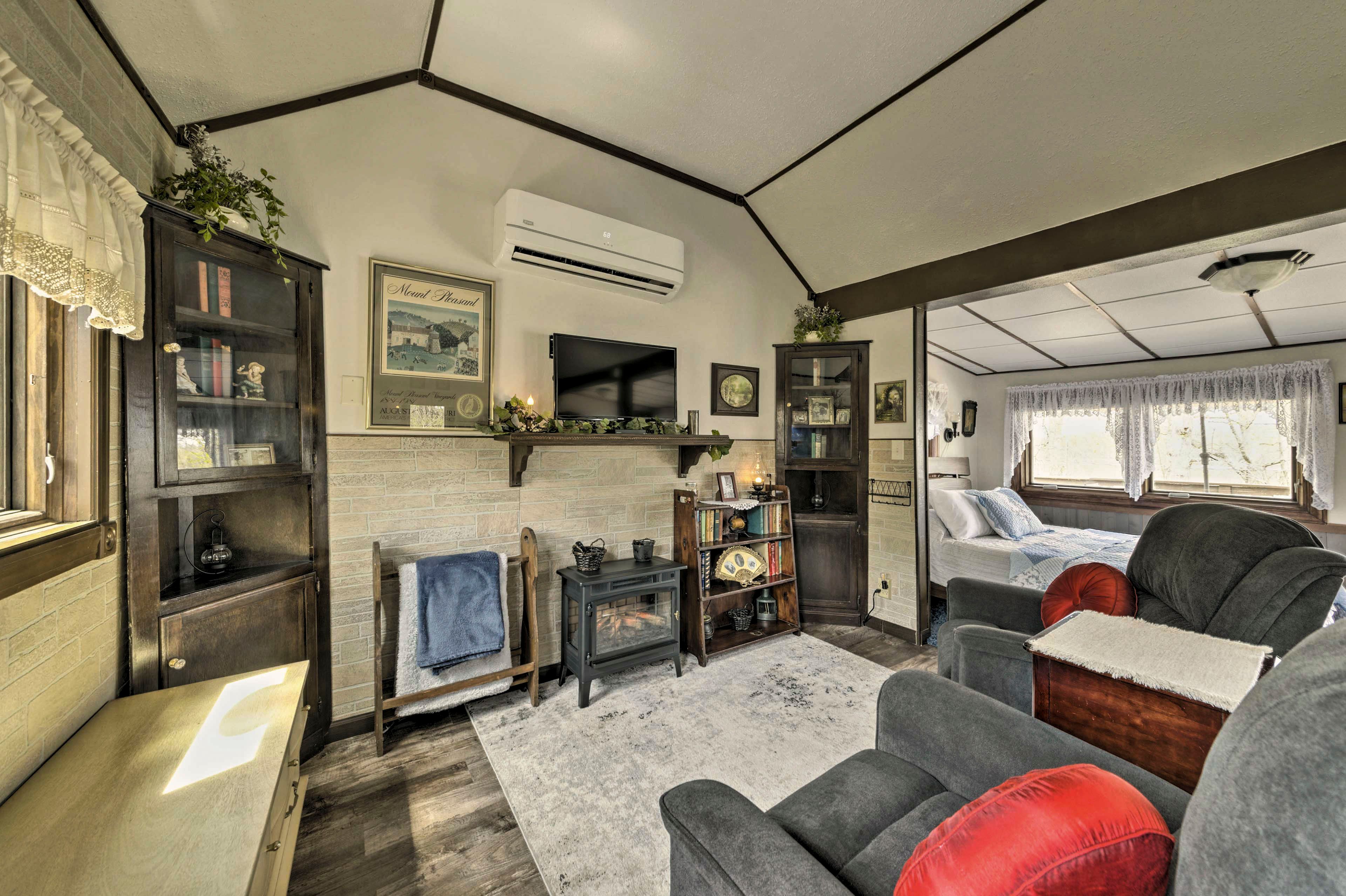 Living Area | Central Air Conditioning | Internet Access