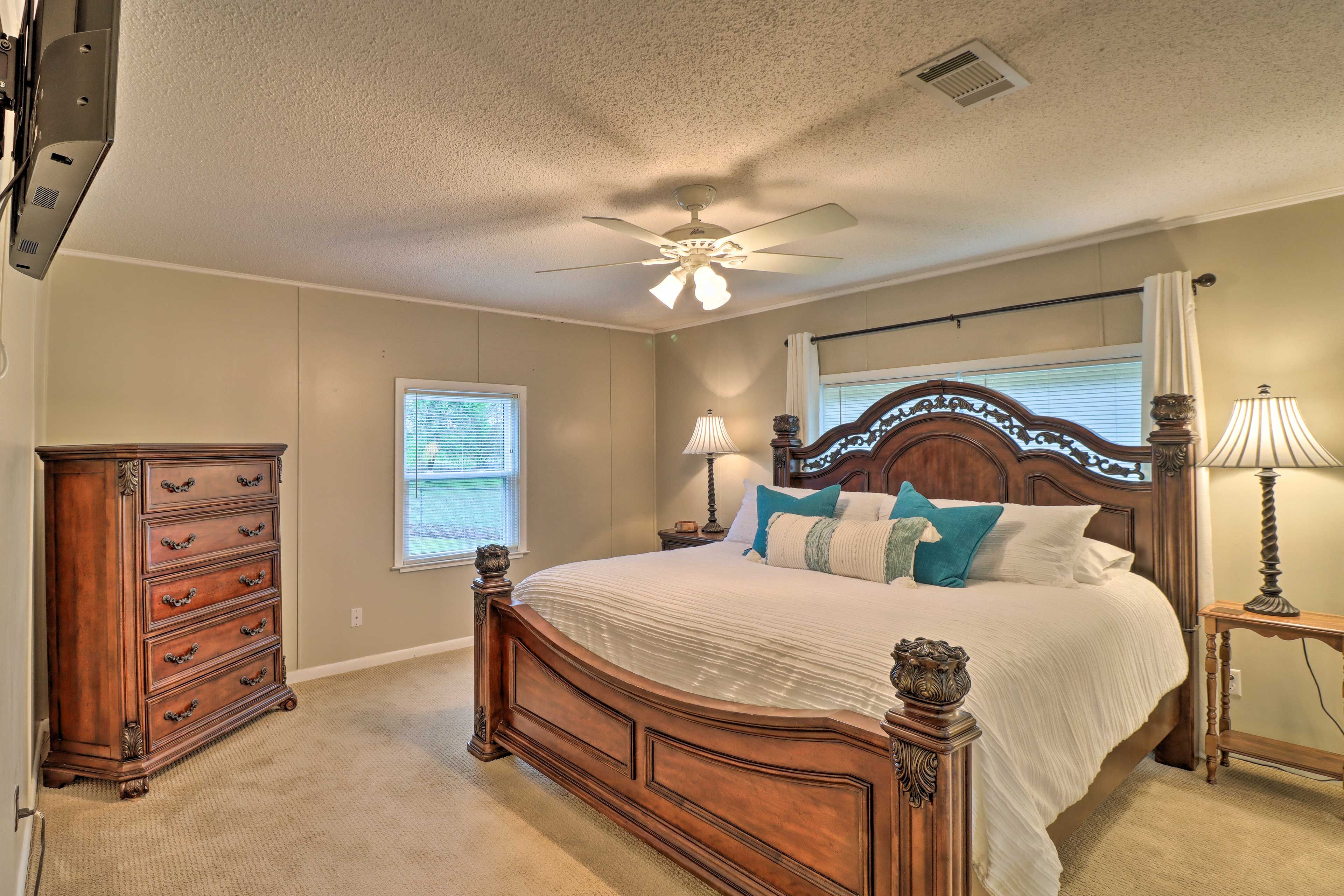 Bedroom 1 | King Bed