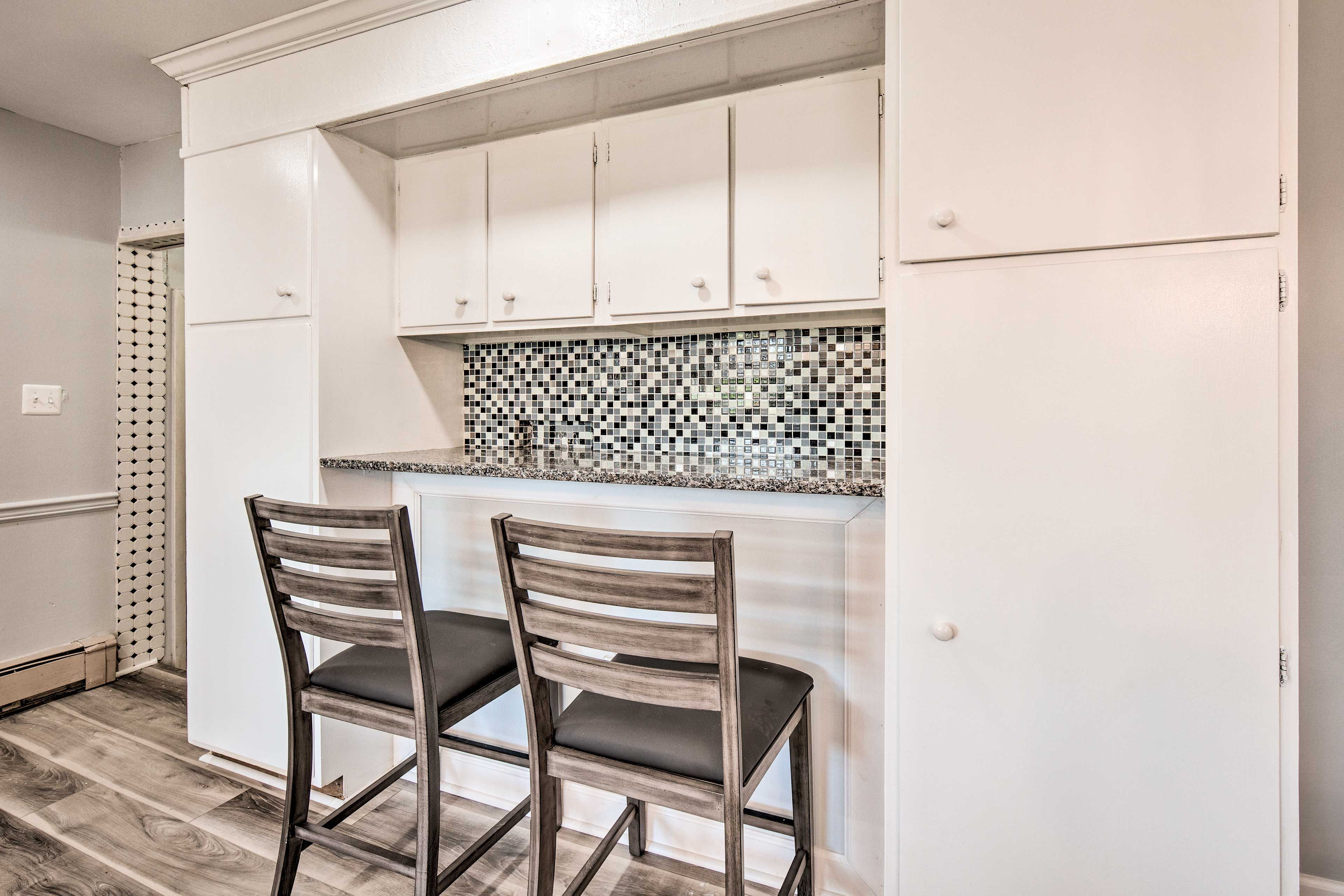 Dining Area | Breakfast Bar