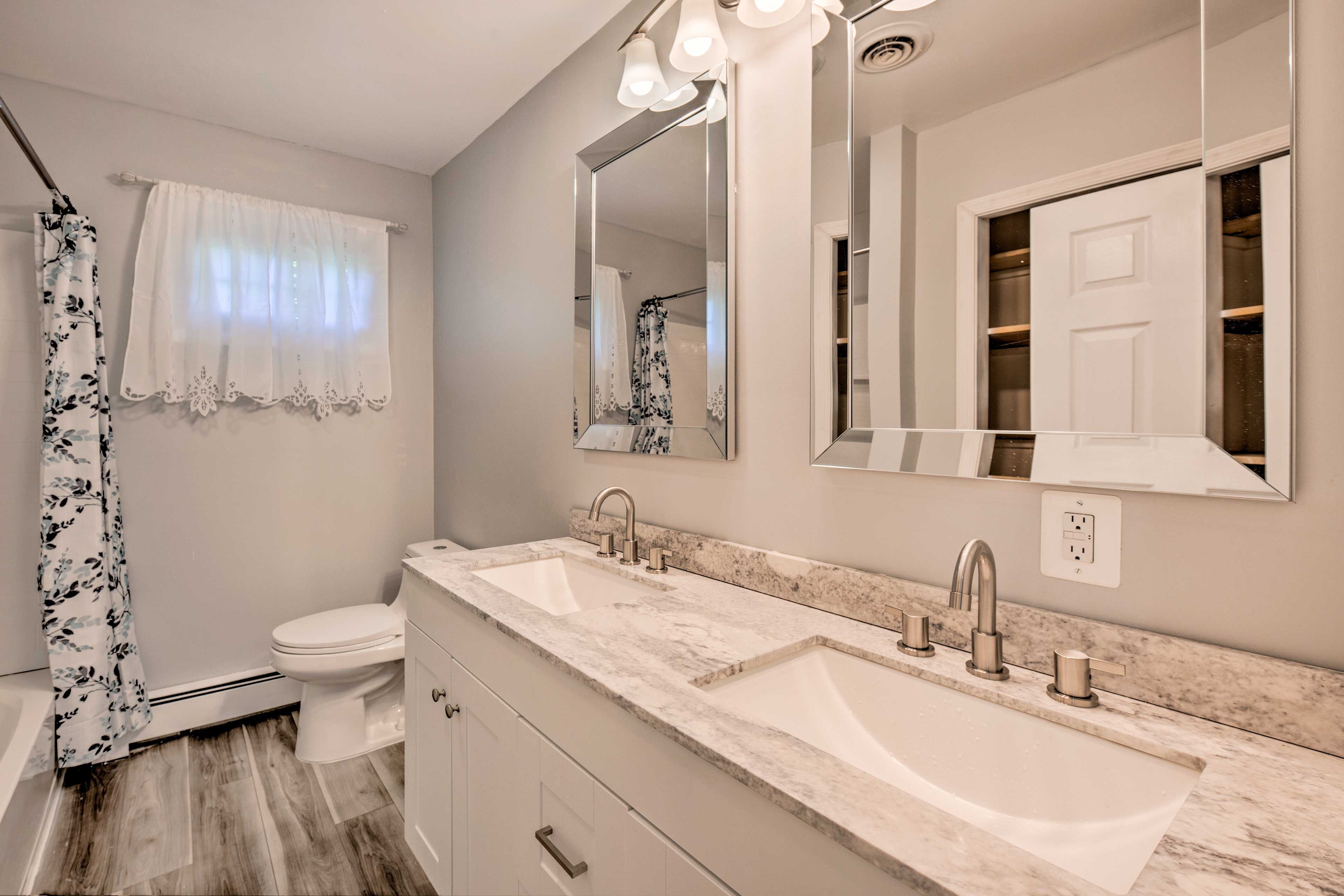 Full Bathroom | Shower/Tub Combo | Complimentary Toiletries