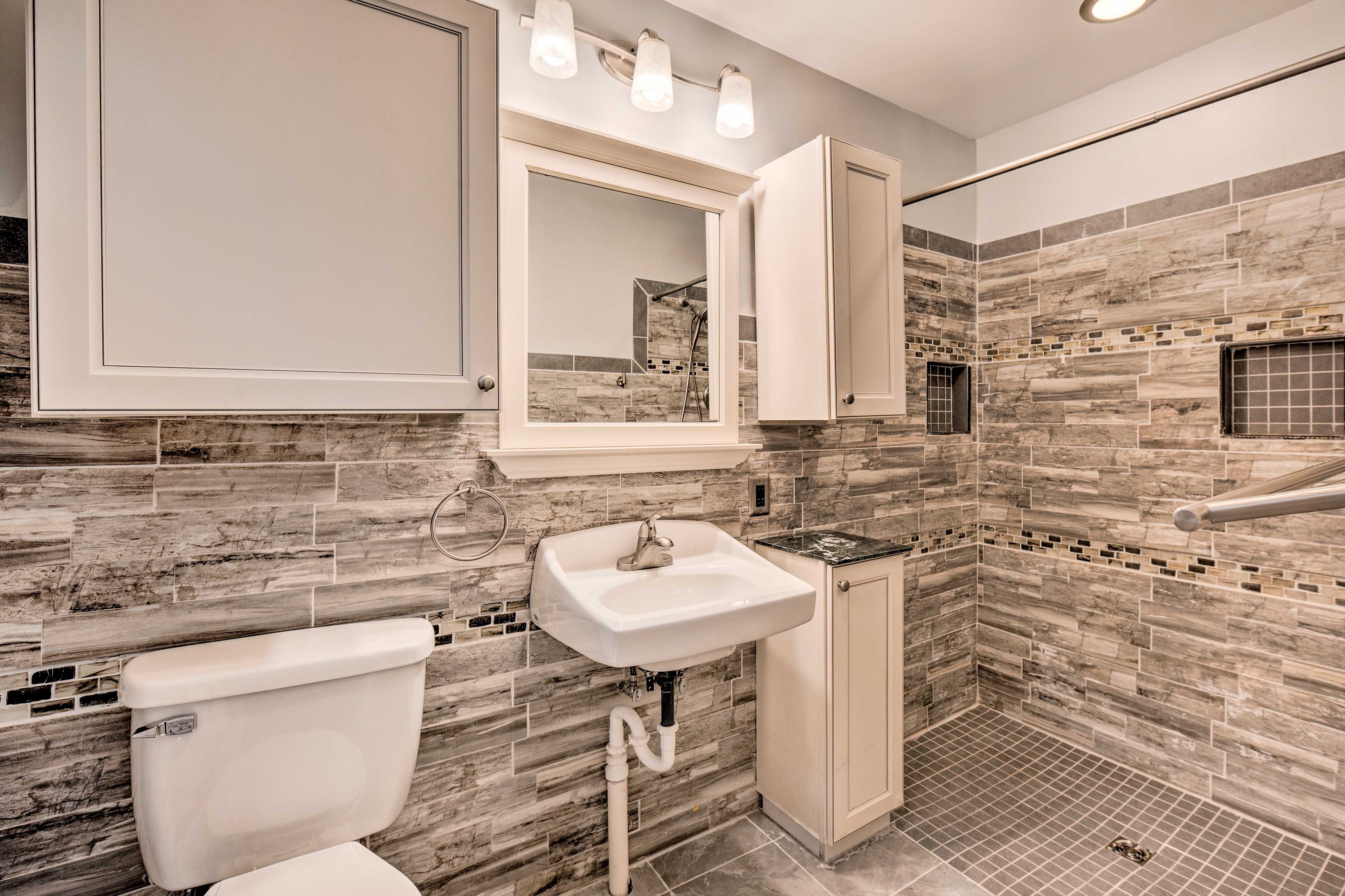 Full Bathroom | Complimentary Toiletries