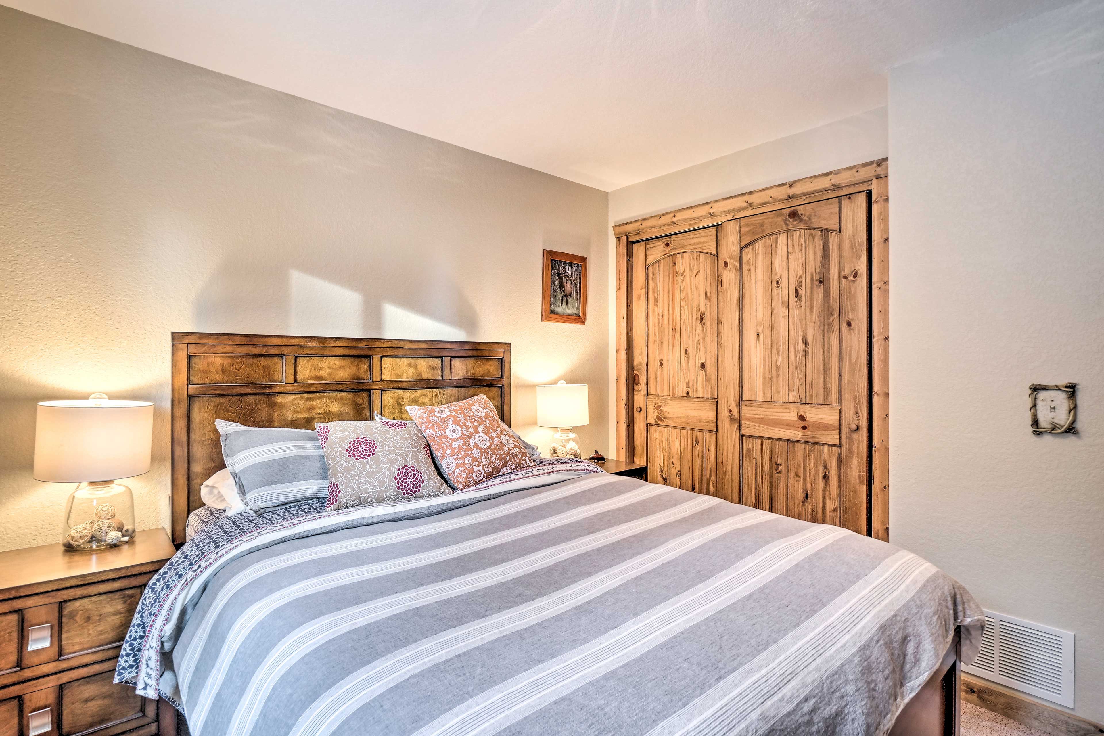 Bedroom 2 | Queen Bed