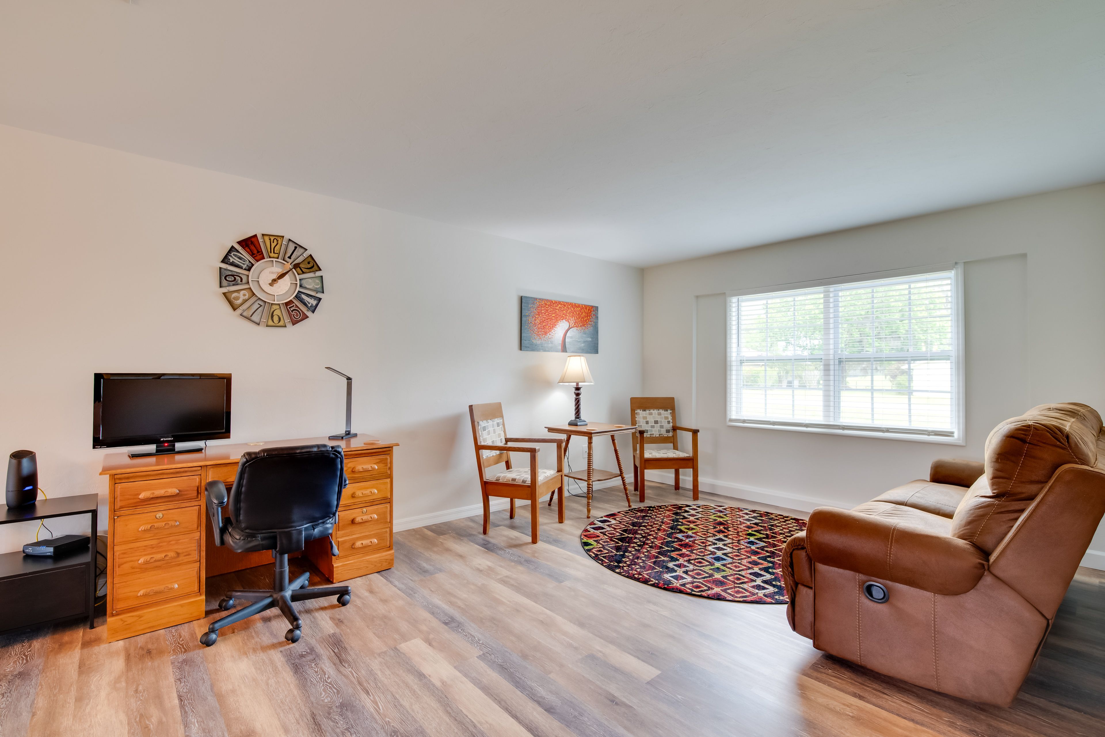 Front Room | Desk | Free WiFi