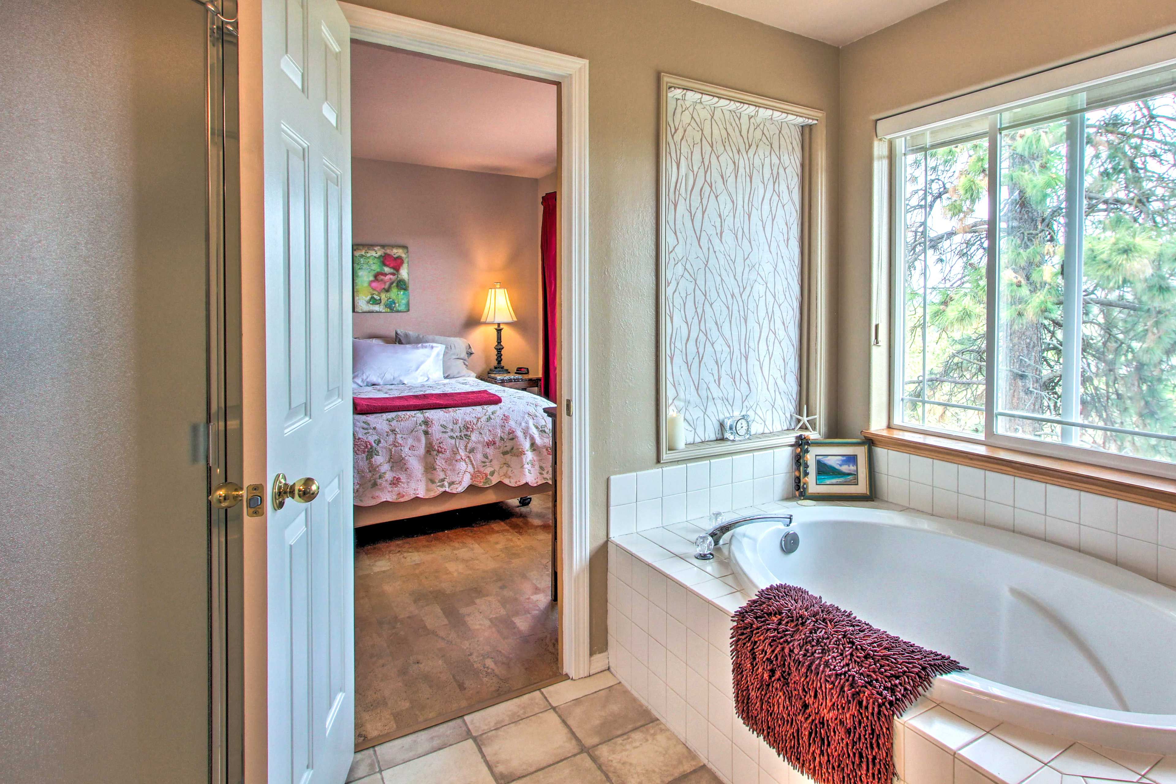 En-Suite Bathroom | Towels & Linens Provided