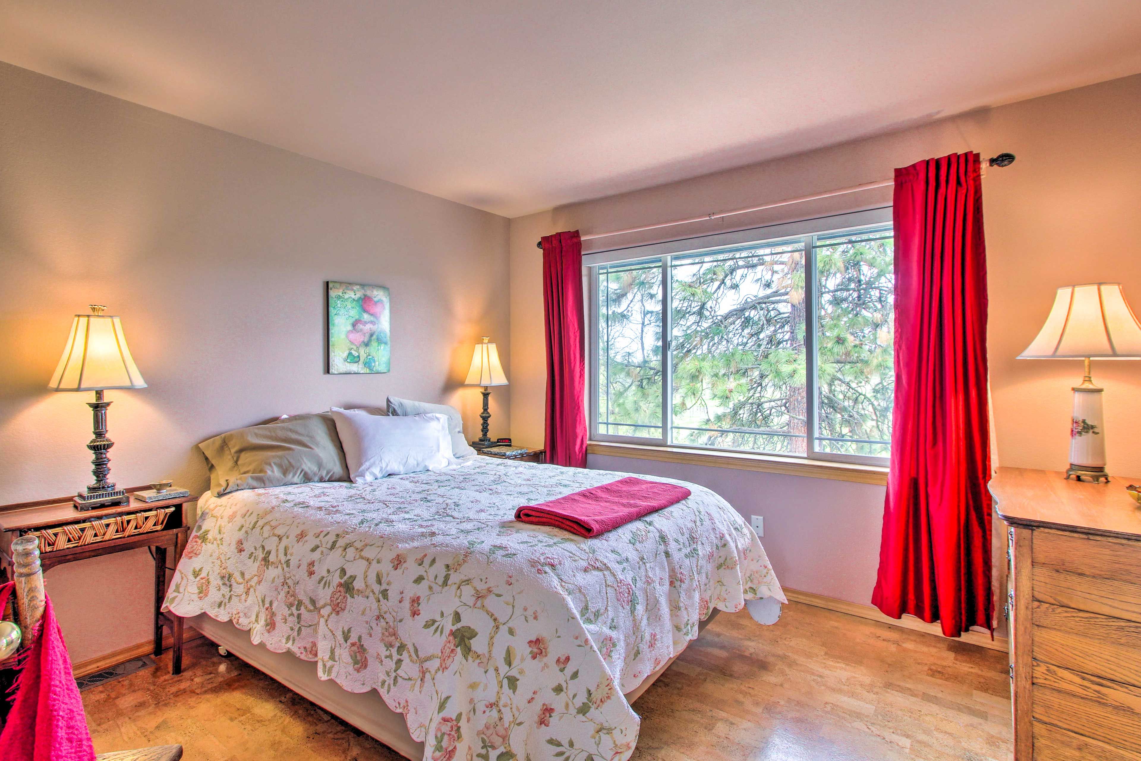 Bedroom 1 | 2nd Floor | Queen Bed