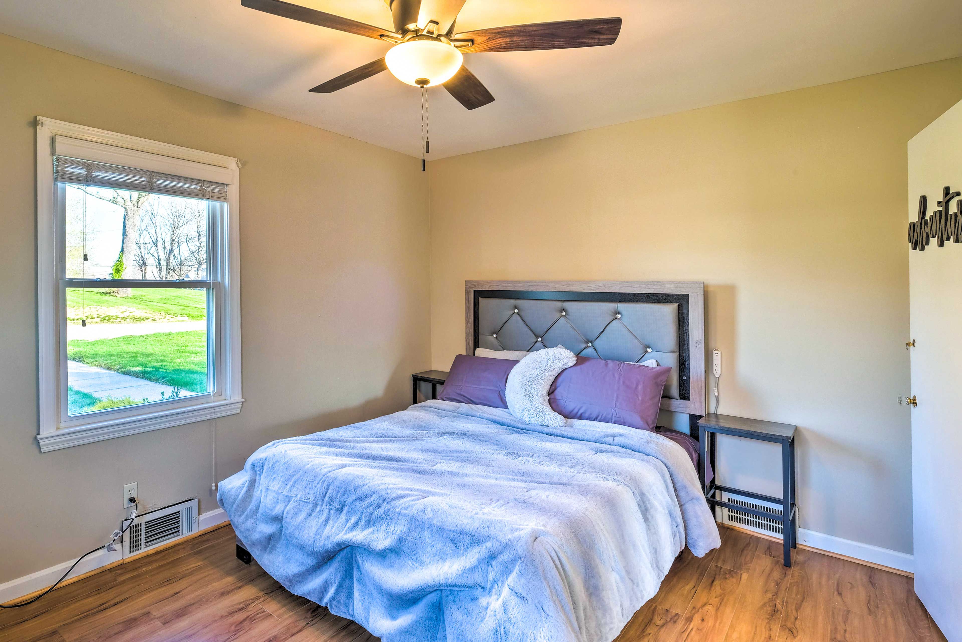 Bedroom 1 | Queen Bed