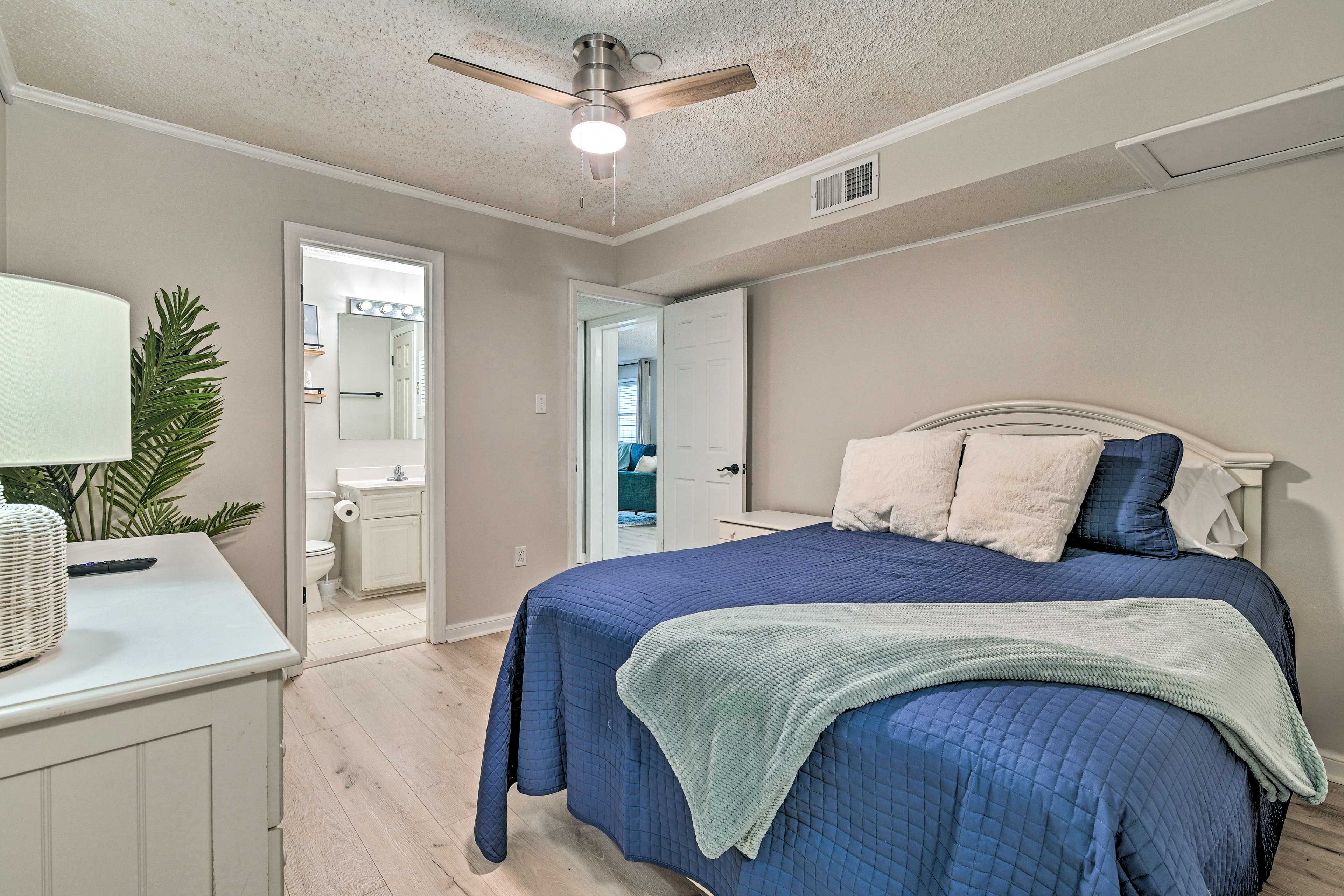 Bedroom 2 | Queen Bed | Smart TV