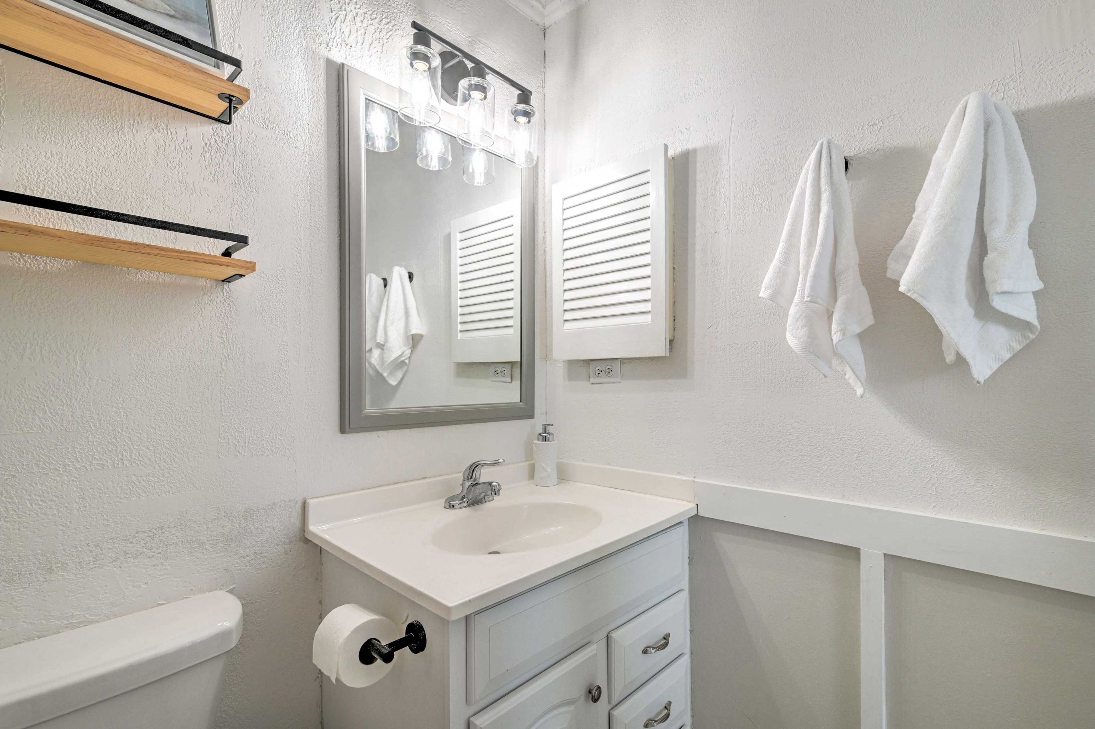 Full Bathroom | Complimentary Toiletries