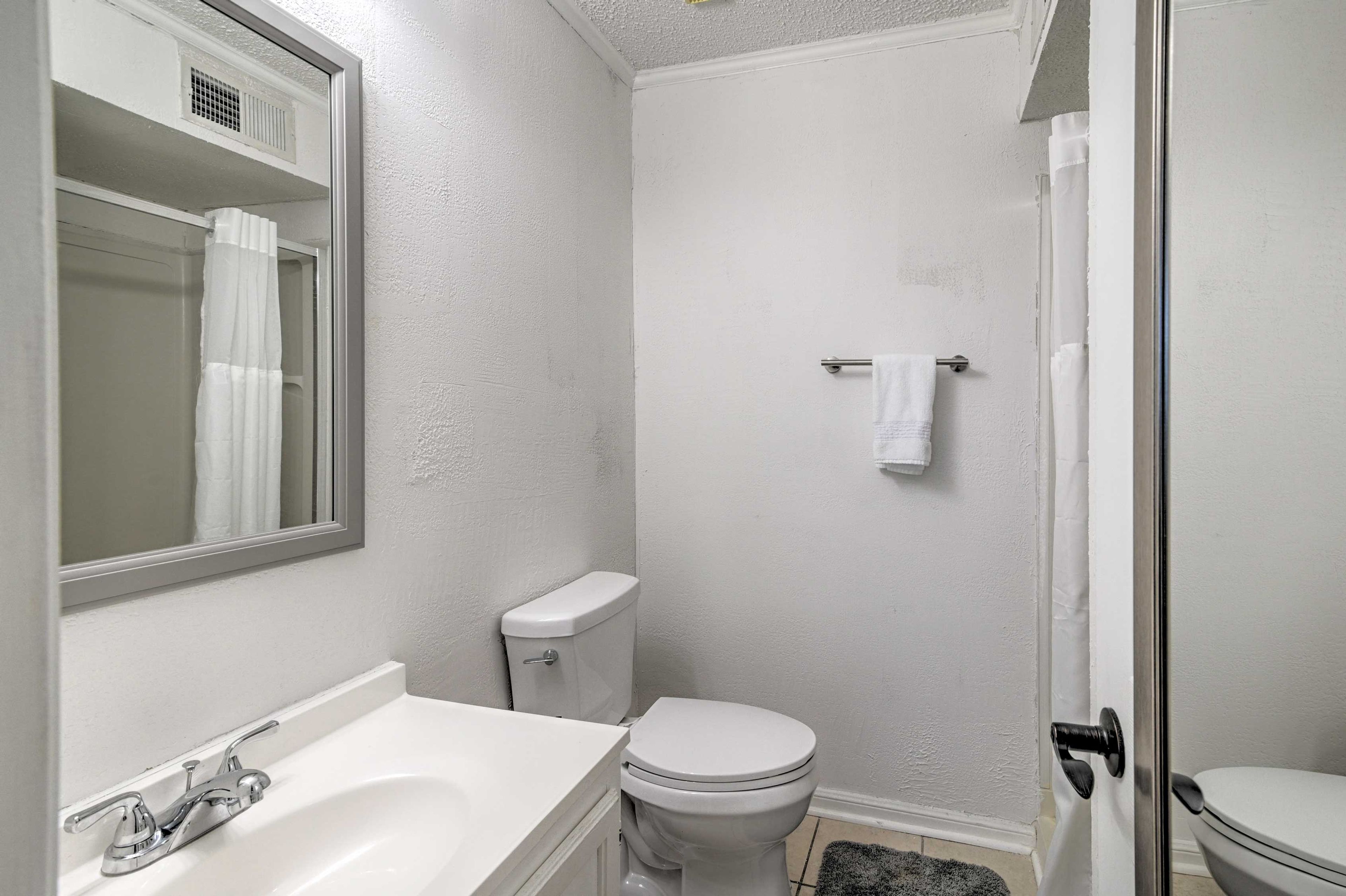 Full Bathroom | Complimentary Toiletries