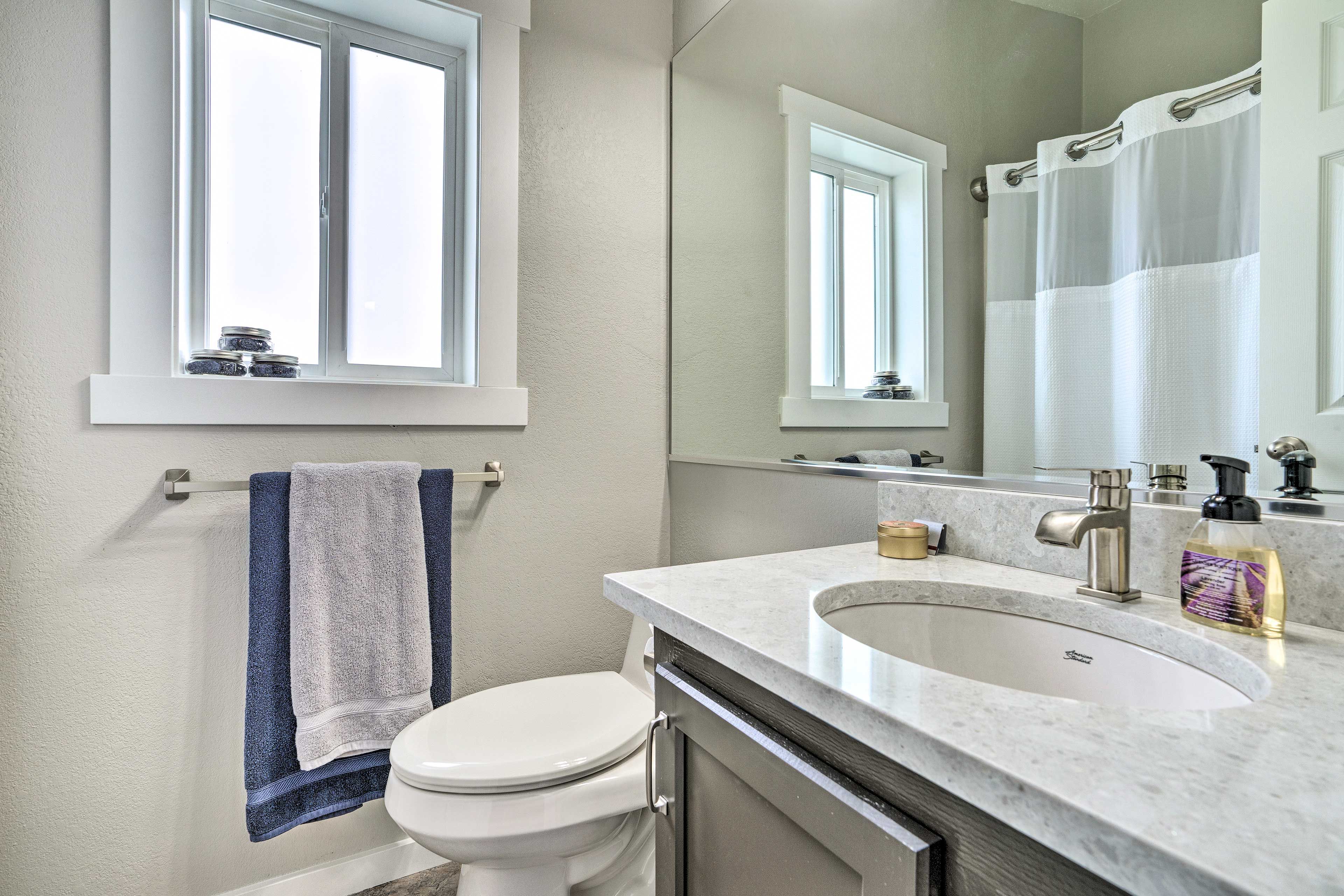 Full Bathroom | Main Floor | Hair Dryer | Shampoo Provided