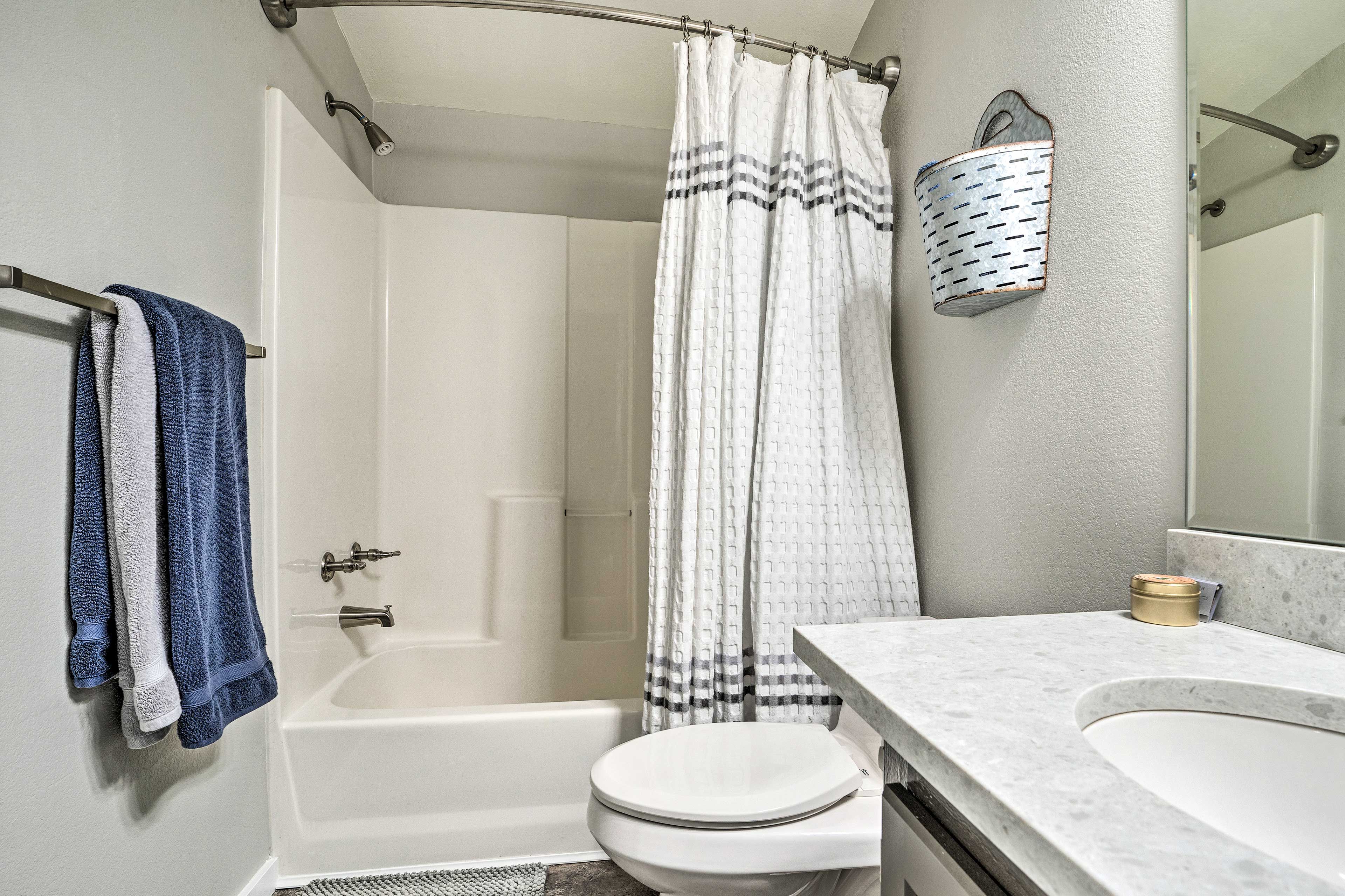 Full Bathroom | Main Floor | Complimentary Toiletries
