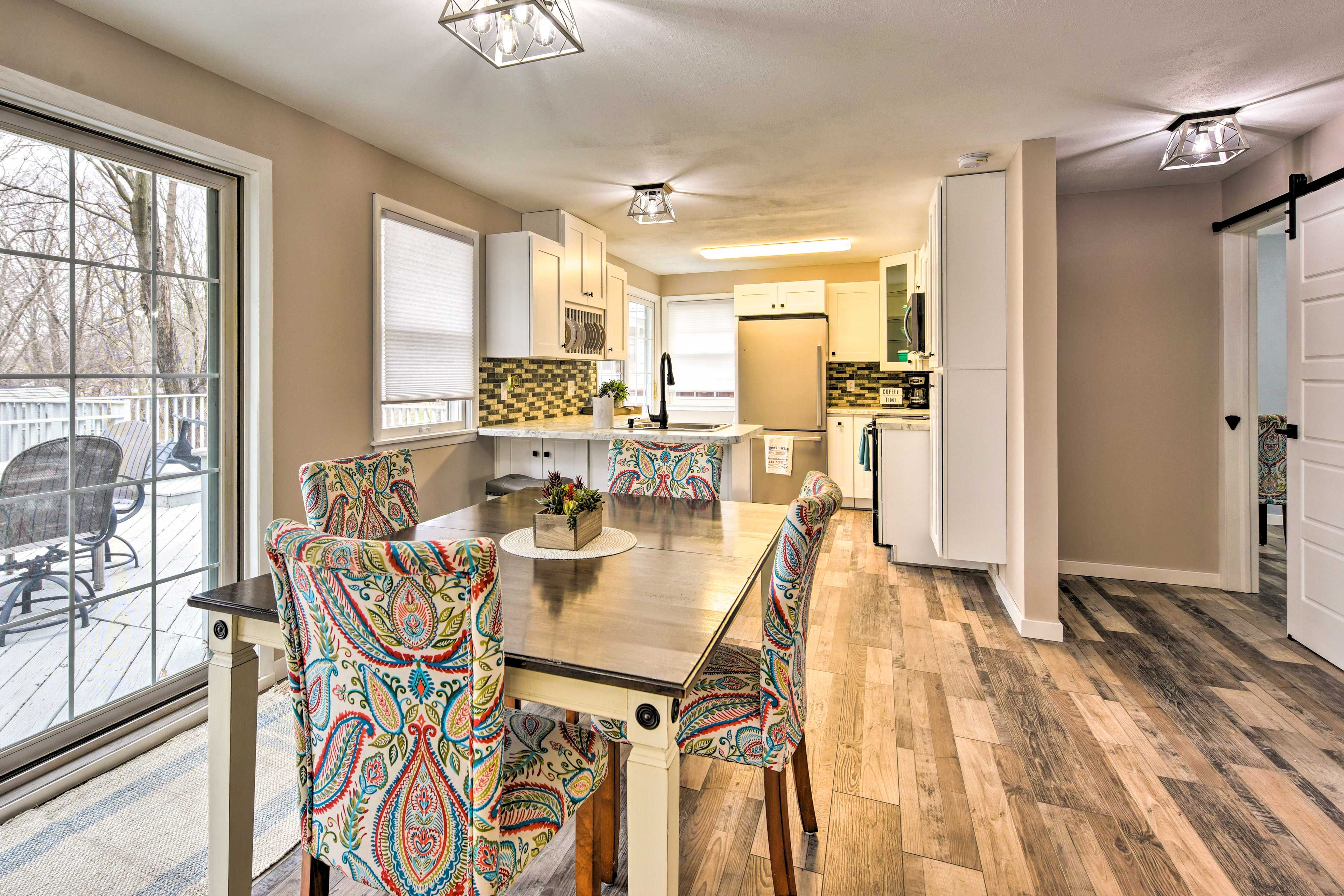 Dining Area | Dishware/Flatware Provided