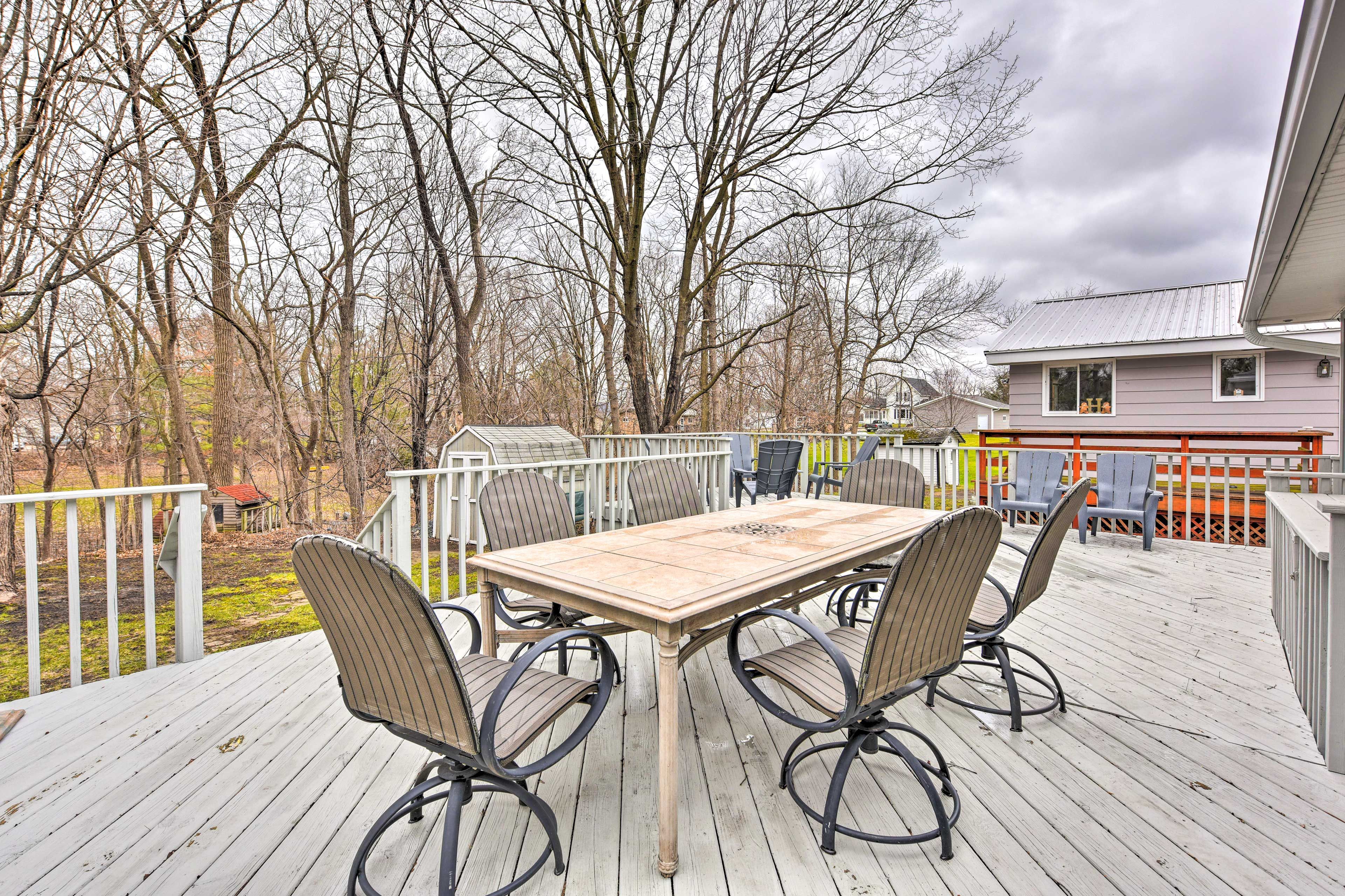 Deck | Outdoor Dining Area