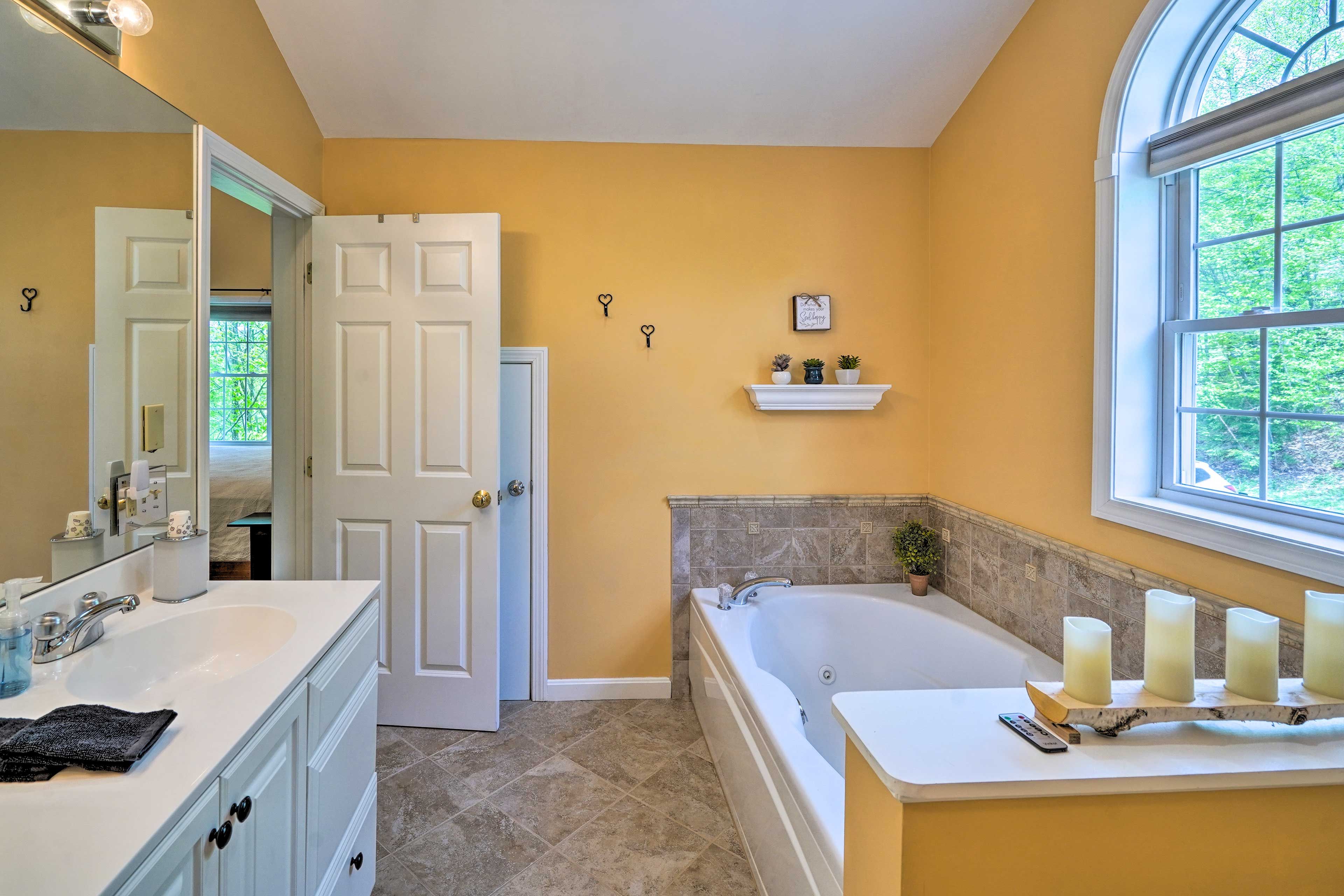 En-Suite Bathroom | Jetted Tub