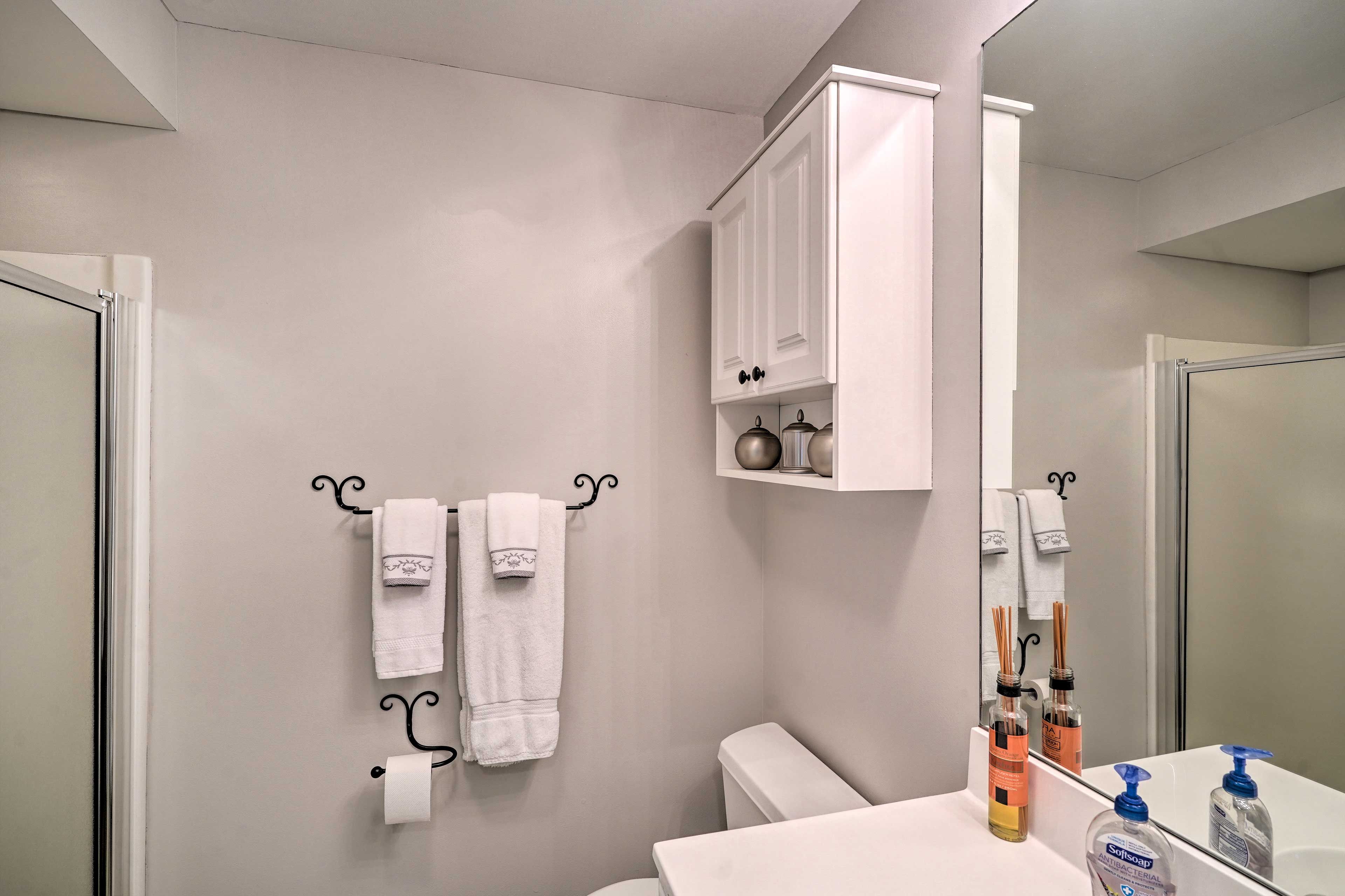 Full Bathroom | Towels Provided