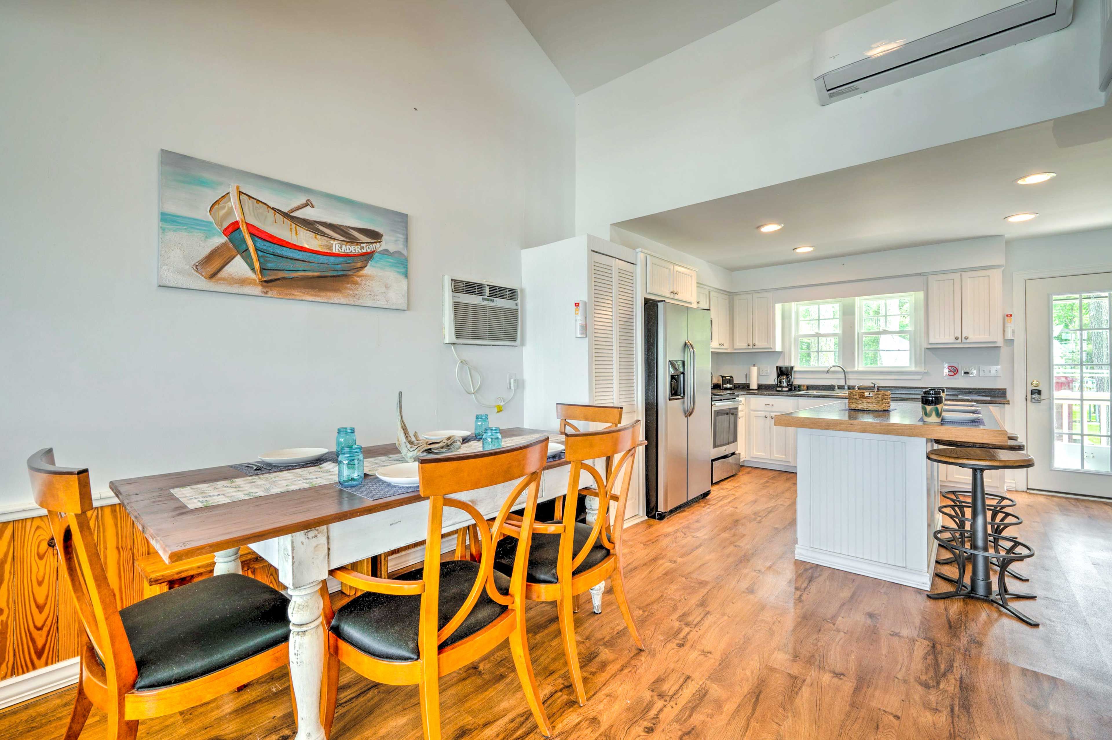 Dining Area | Dishware & Flatware Provided