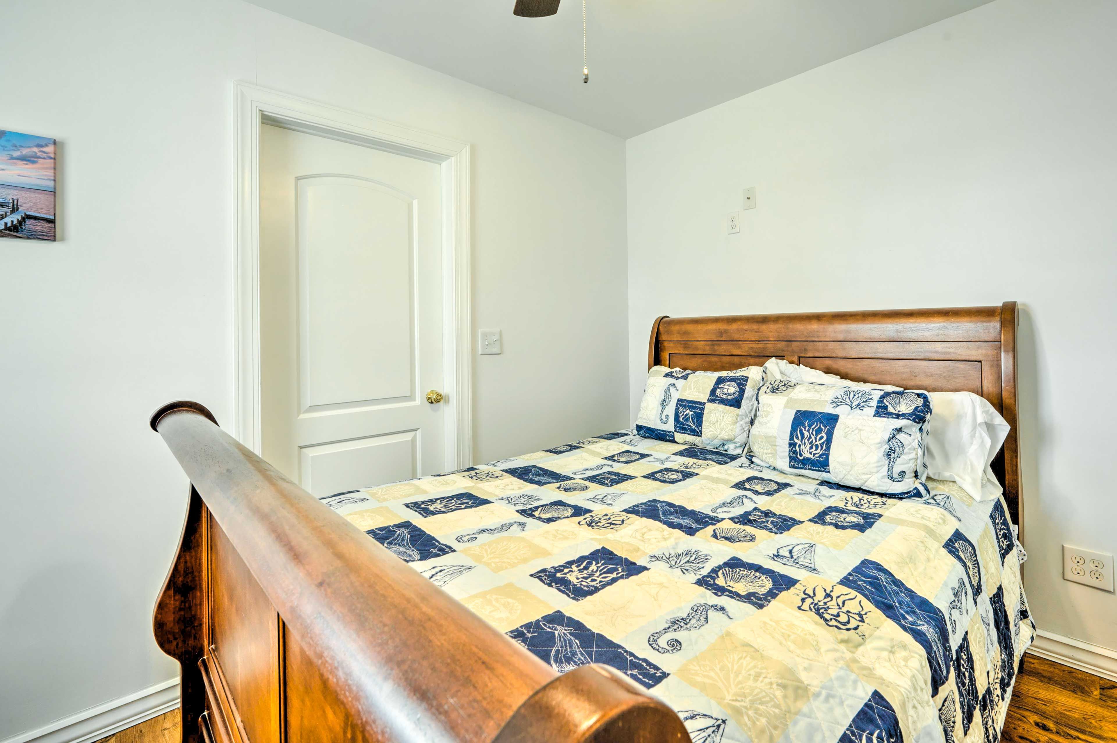 Bedroom 1 | Queen Bed | 1st Floor