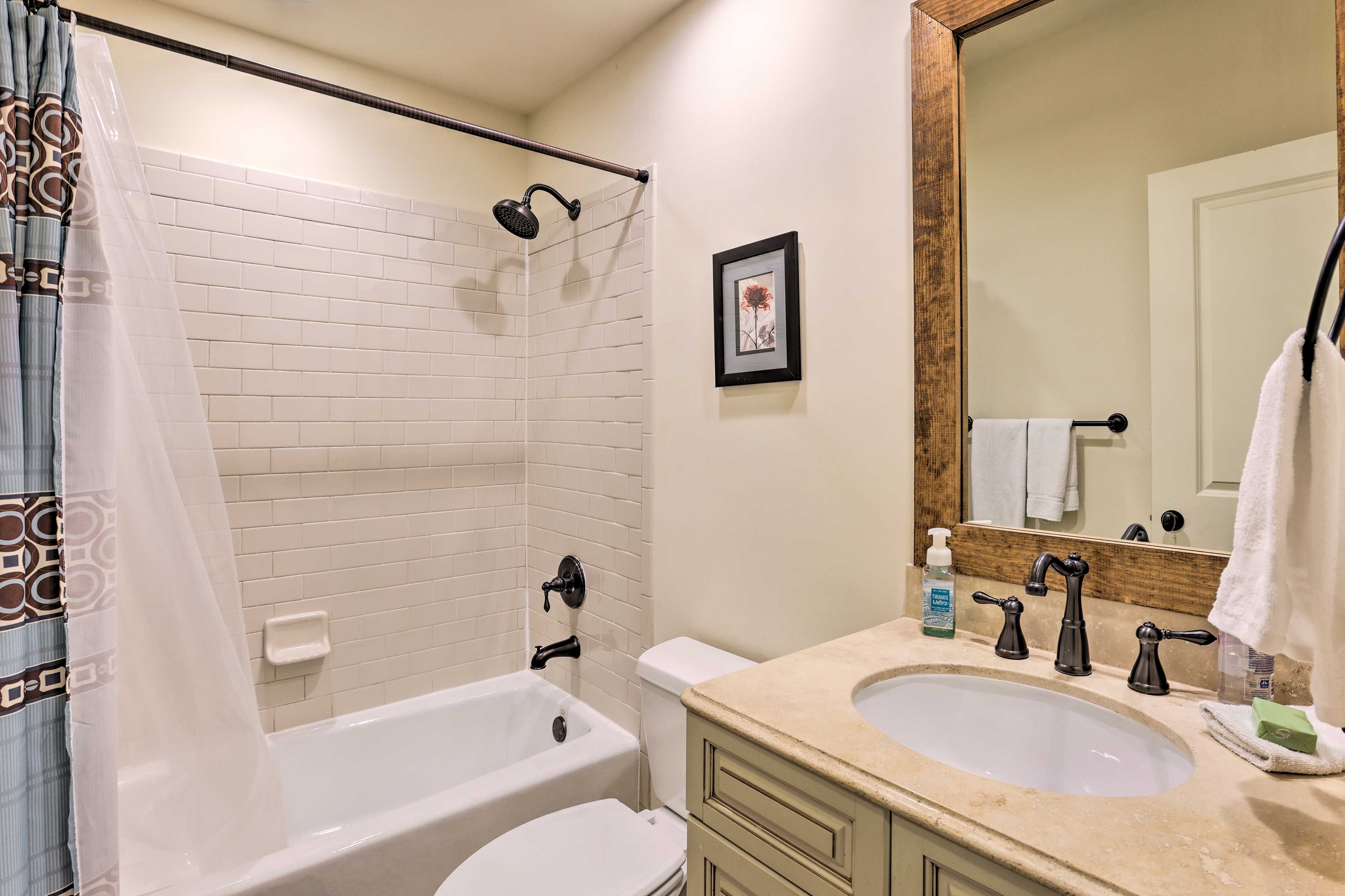 Full Bathroom | Towels Provided