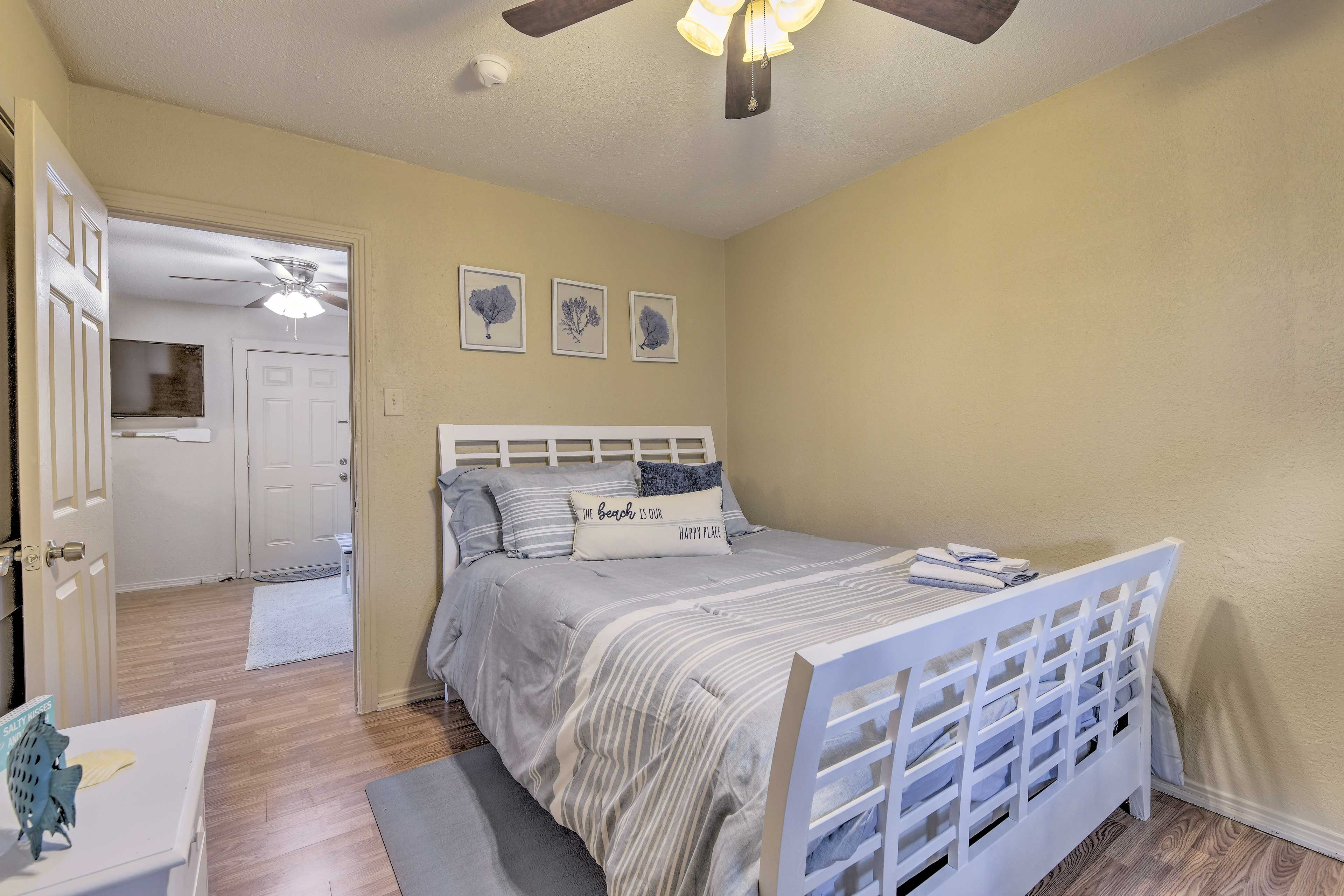 Bedroom 1 | Queen Bed