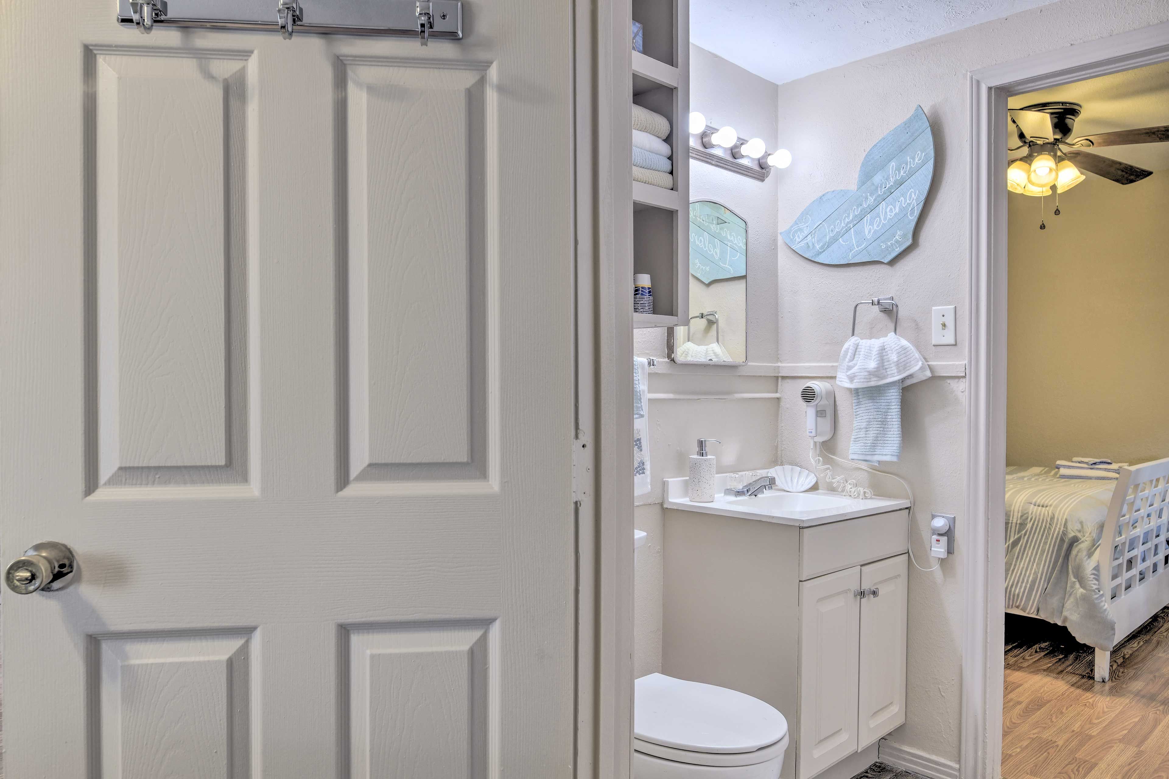 Full Bathroom | Towels Provided