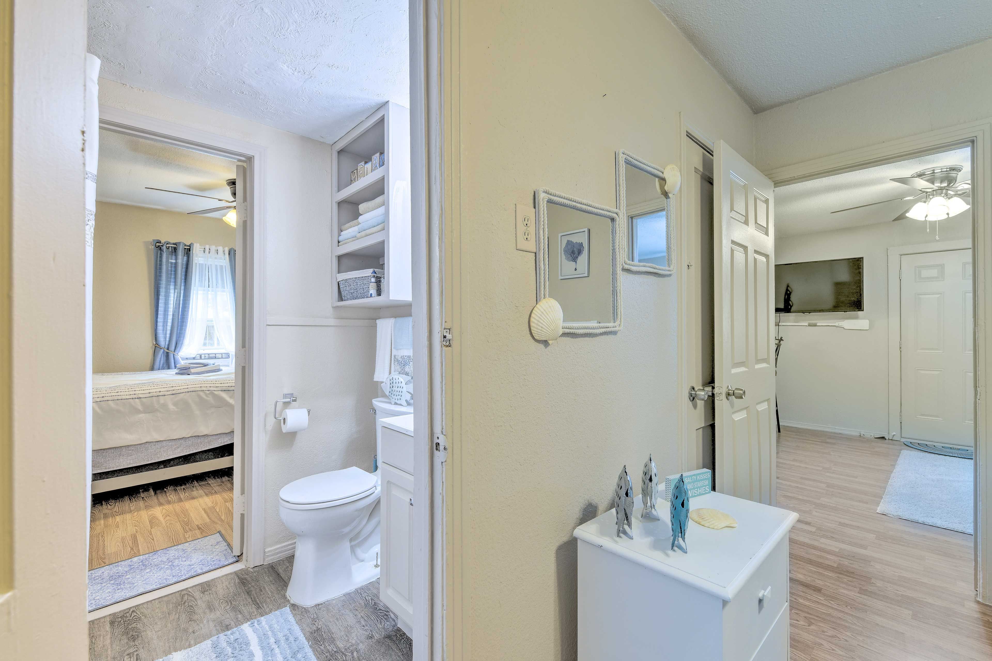 Full Bathroom | Complimentary Toiletries