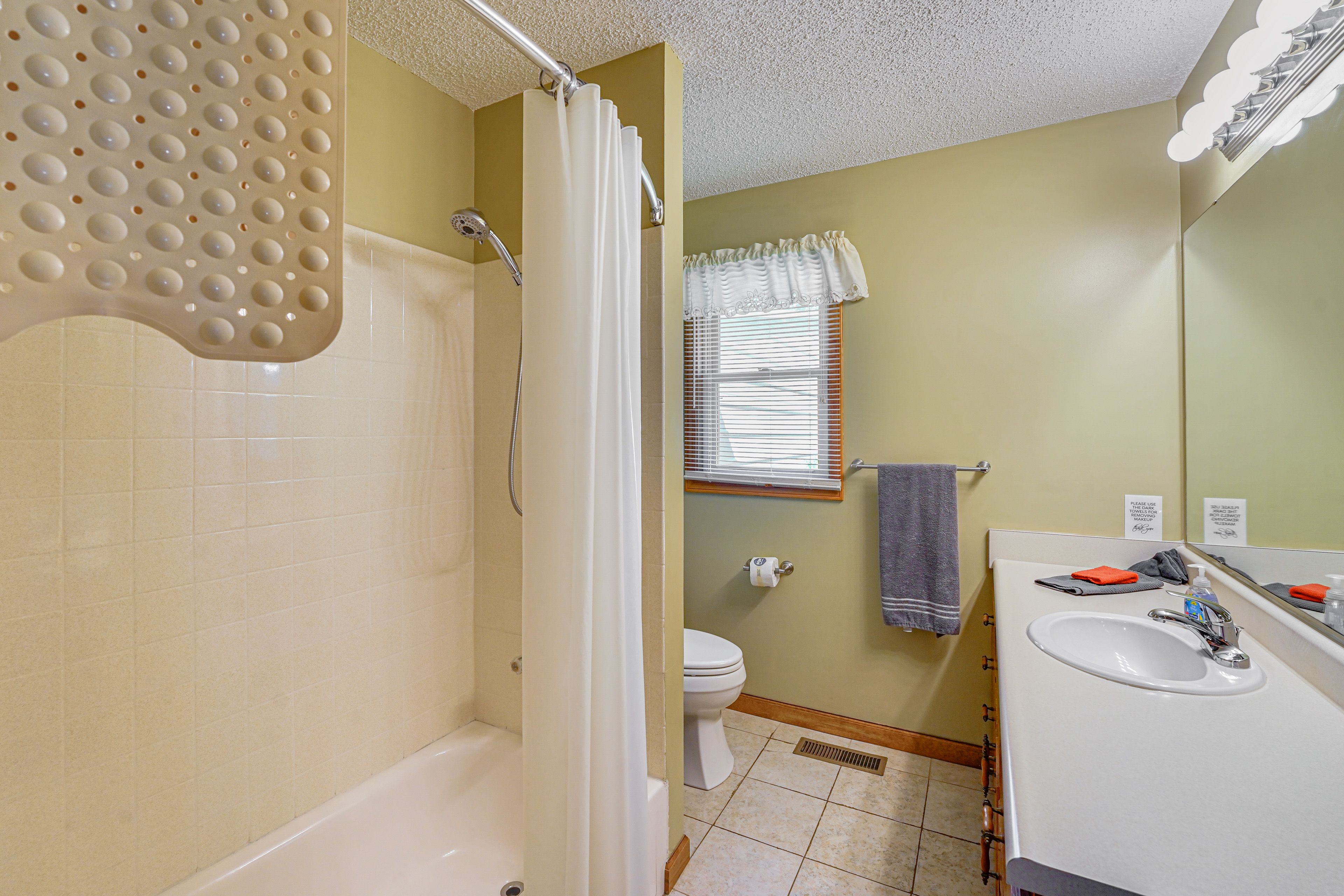 Full Bathroom | Linens & Towels | Complimentary Toiletries | Hair Dryer