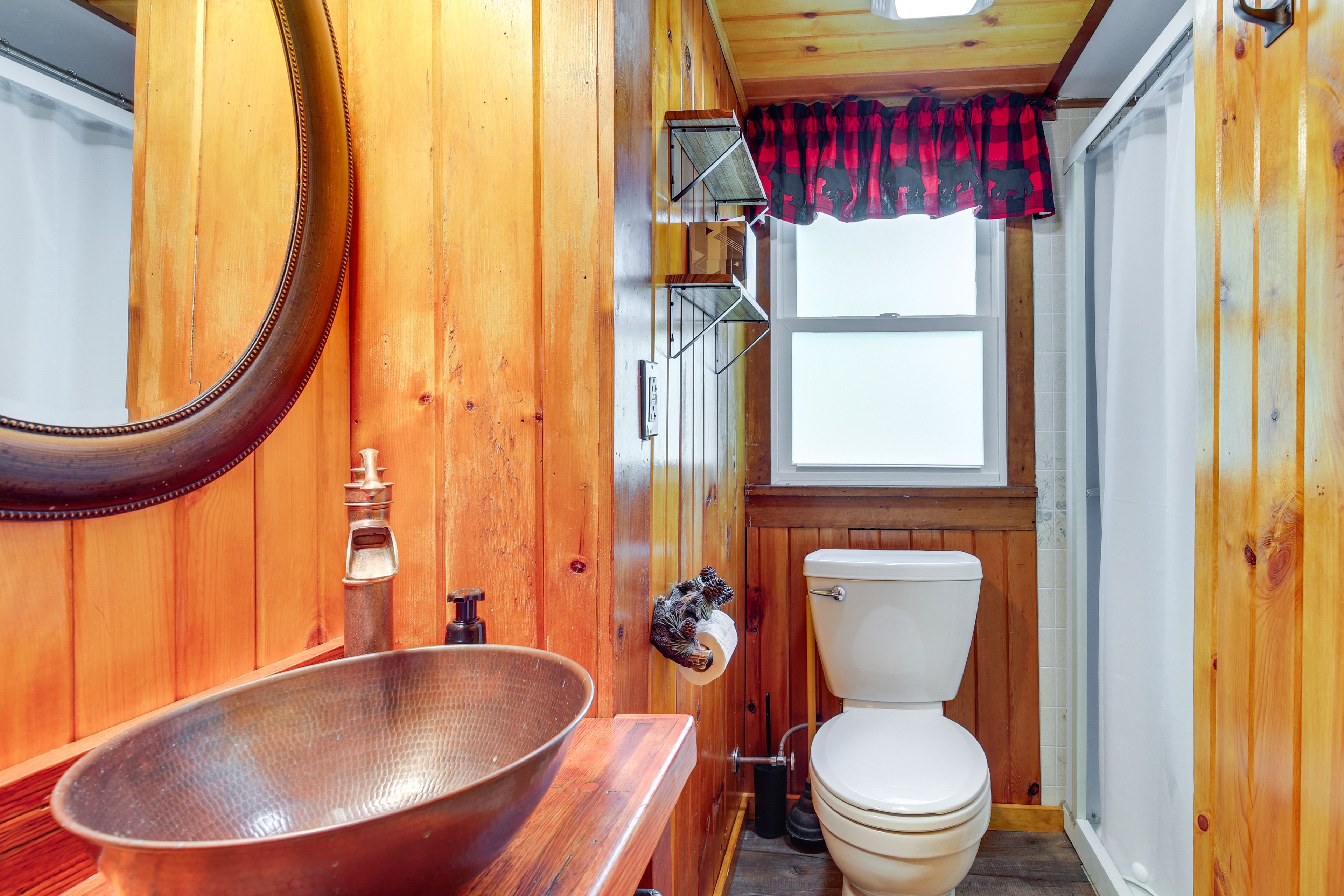 Full Bathroom | Linens & Towels | Hair Dryer | Hangers