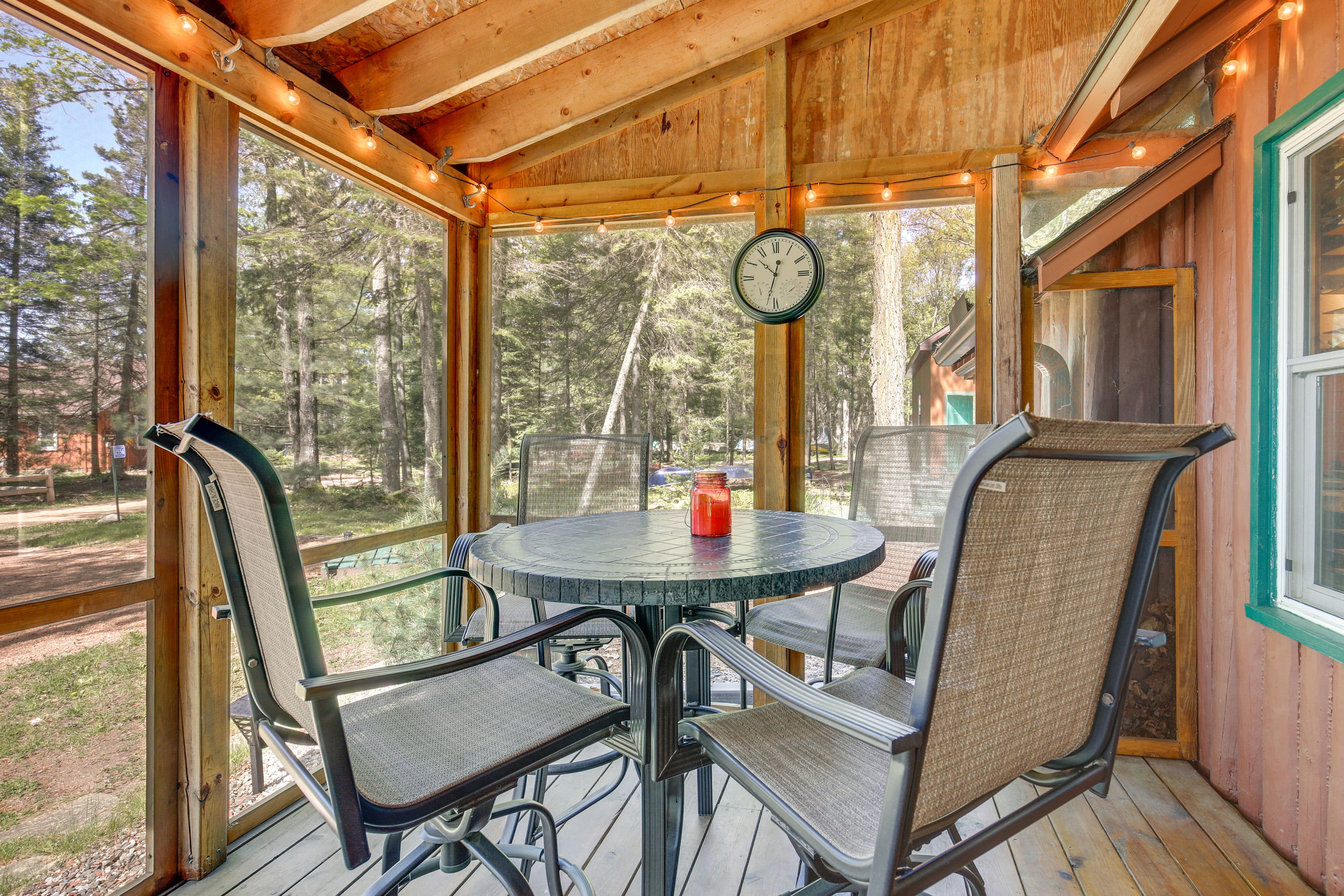 Screened-In Porch | Outdoor Dining Area