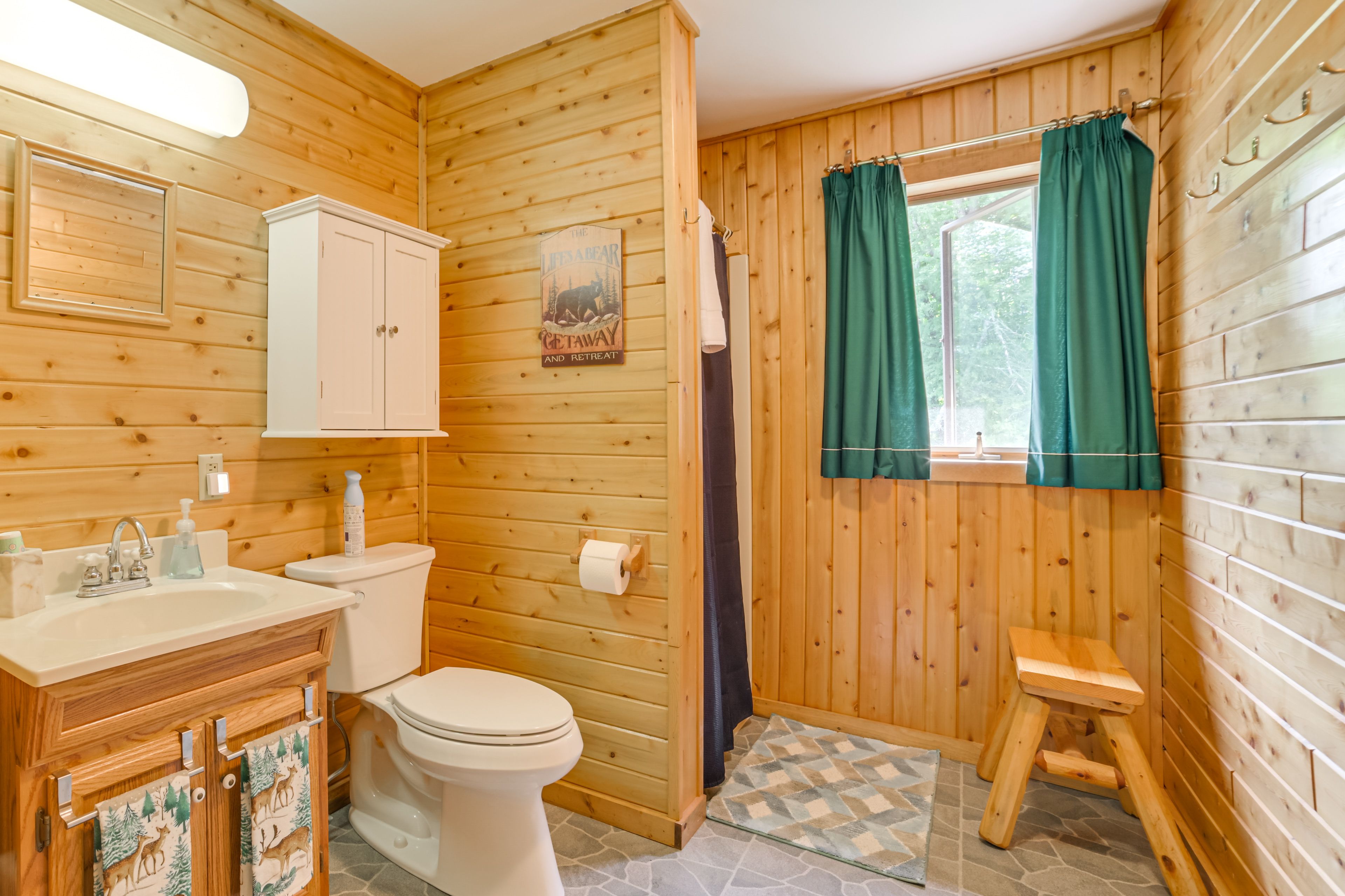 Full Bathroom | Towels Provided