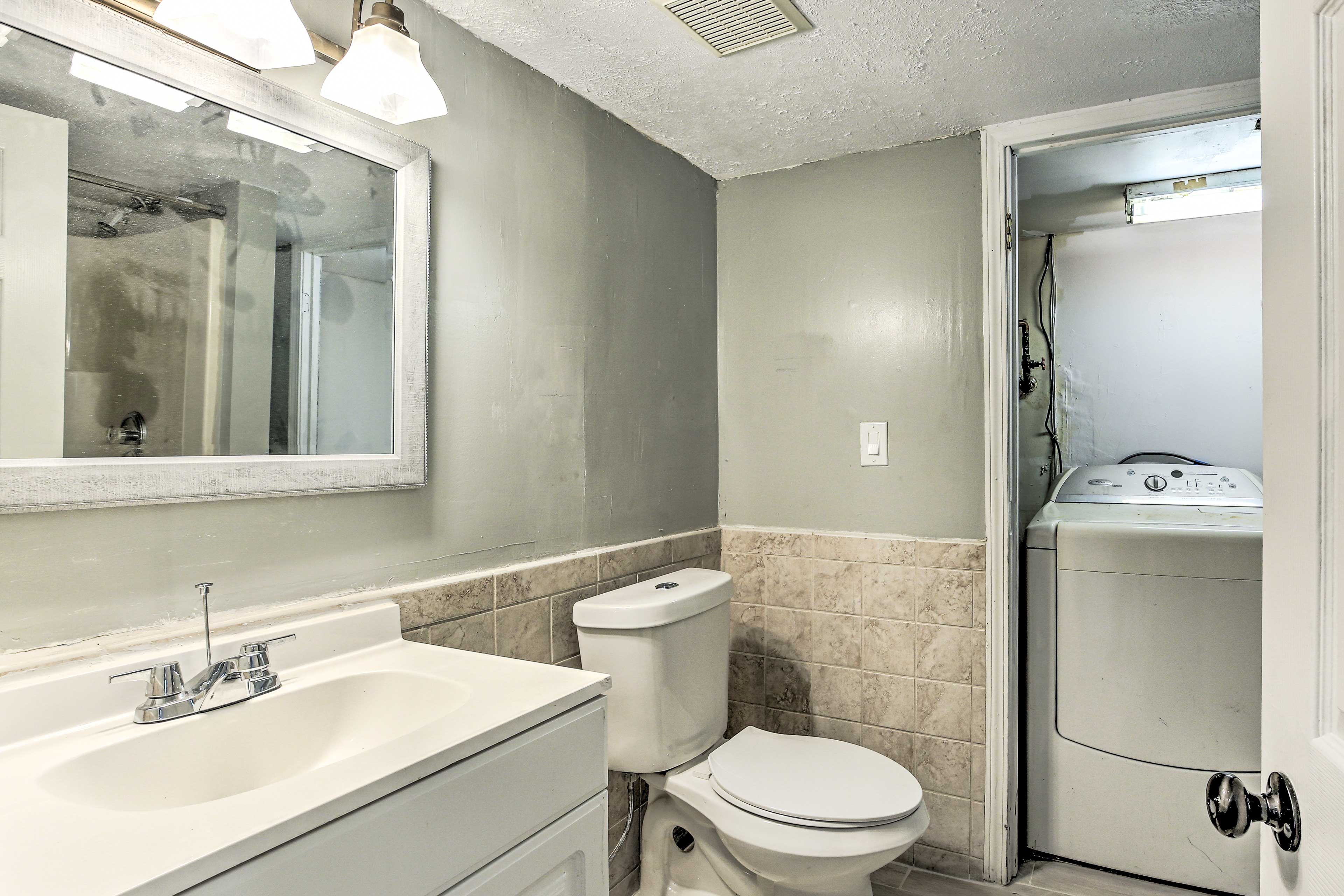 Bathroom | 1st Floor | 2 Steps Required to Access | Towels Provided | Laundry