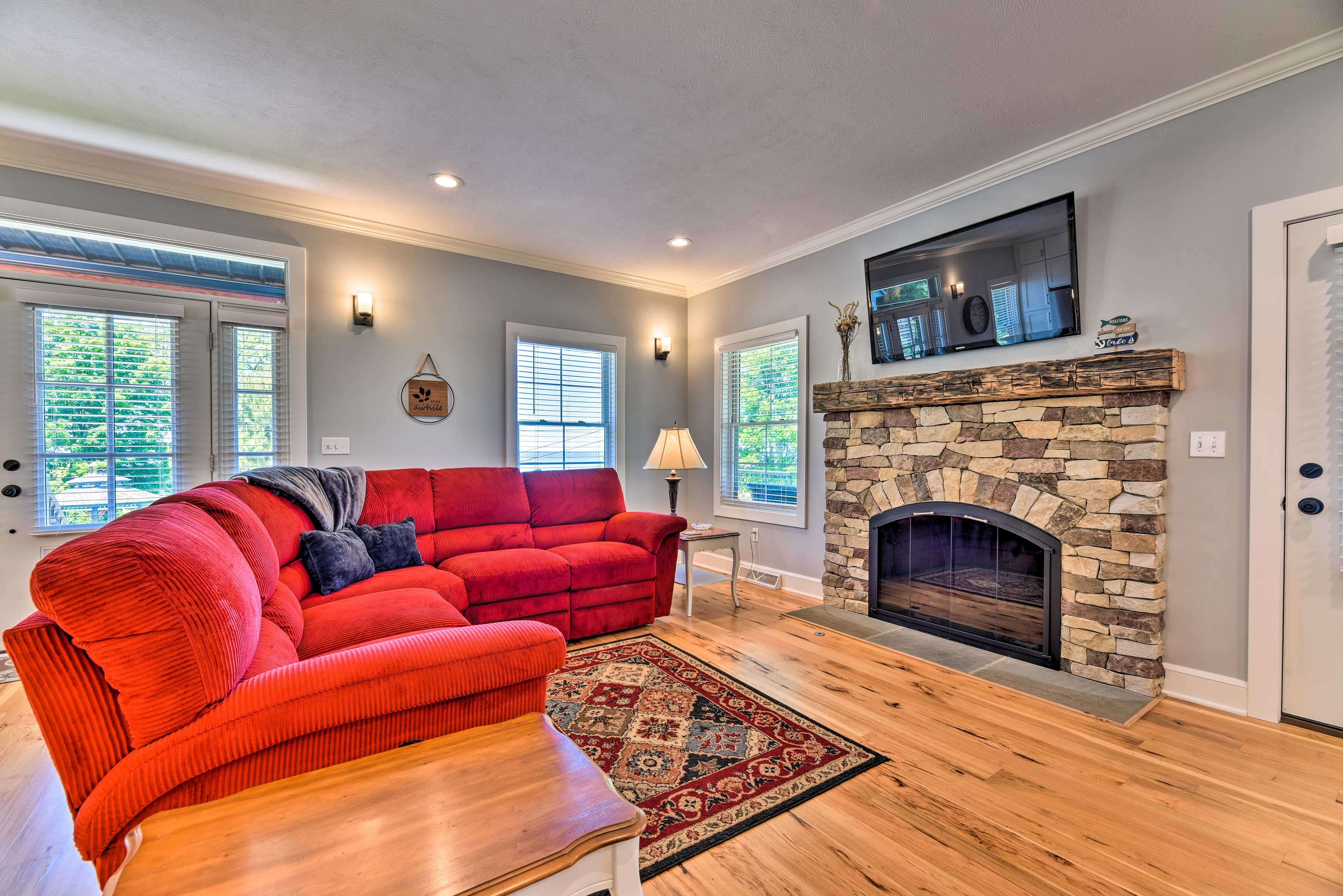 Living Room | Smart TV | Free WiFi | Dining Area