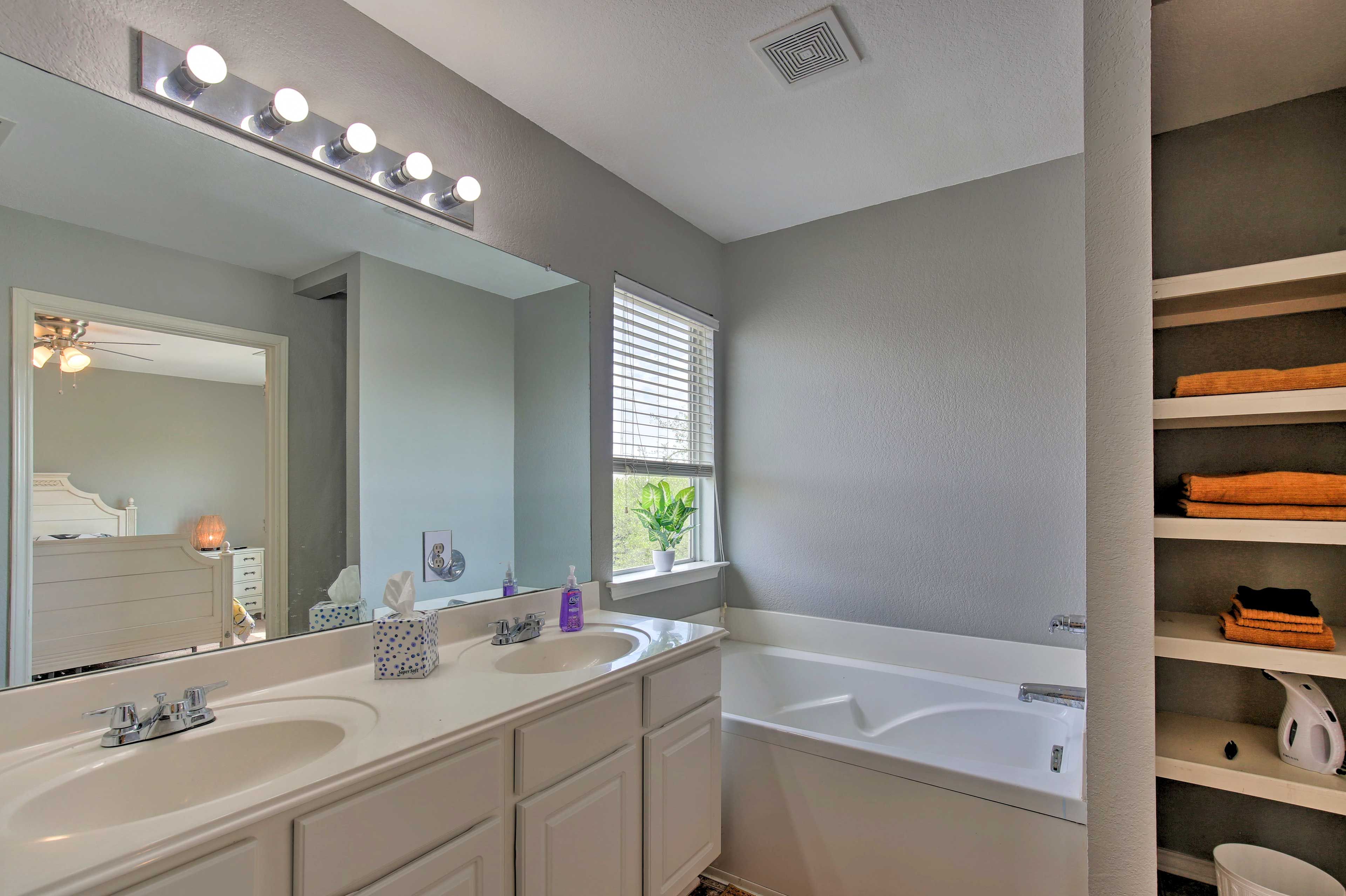 En-Suite Bathroom | Linens & Towels | Hair Dryer | Complimentary Toiletries
