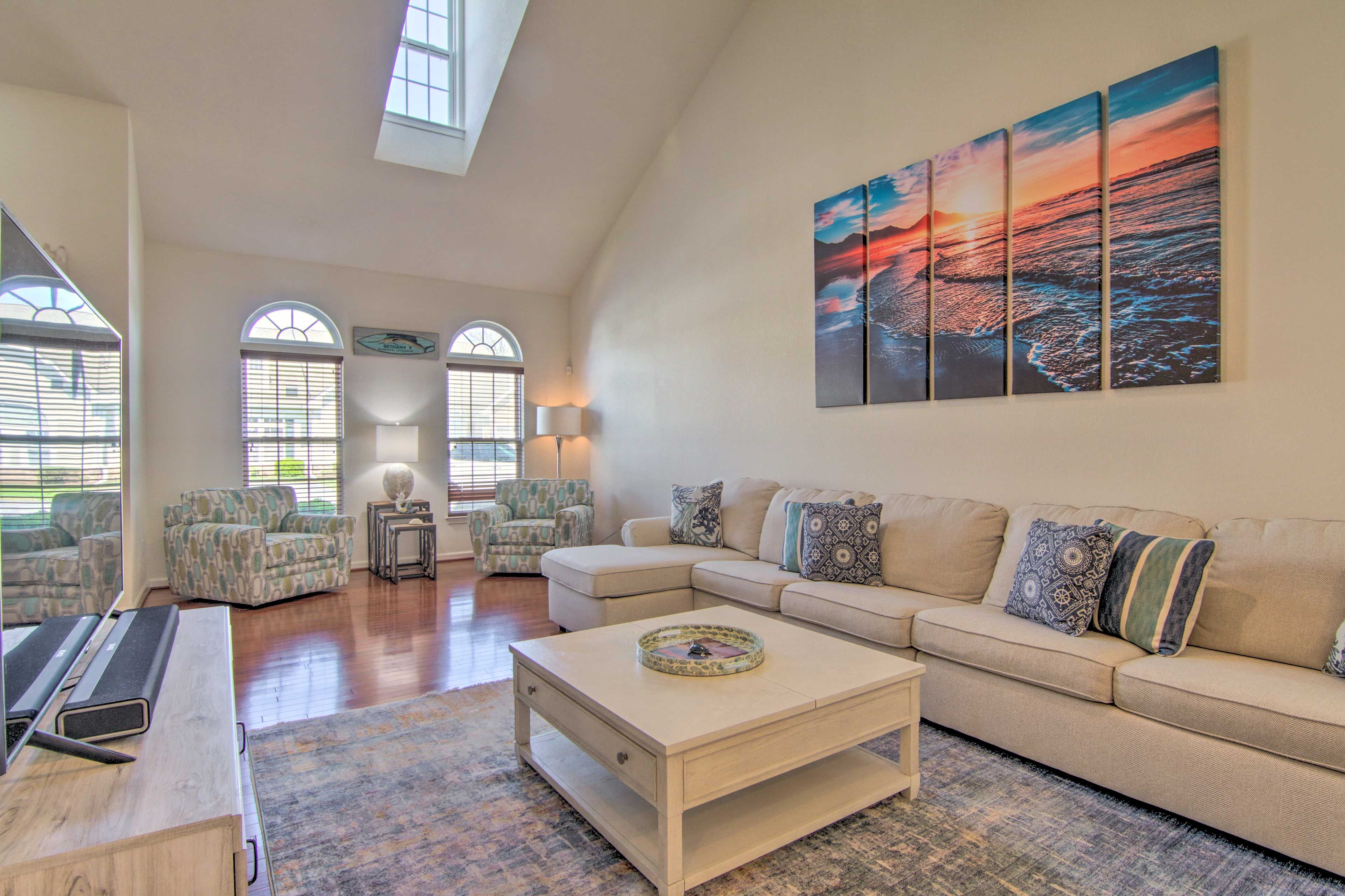 Living Room | Smart TV | Free WiFi | Central Air Conditioning