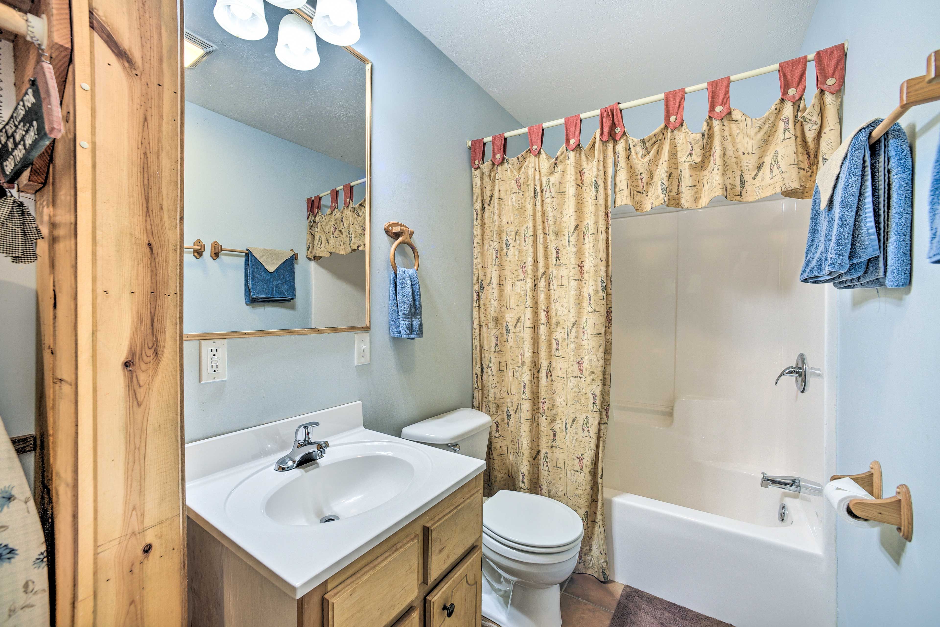 En-Suite Bathroom | Shower/Tub Combo | Towels Provided
