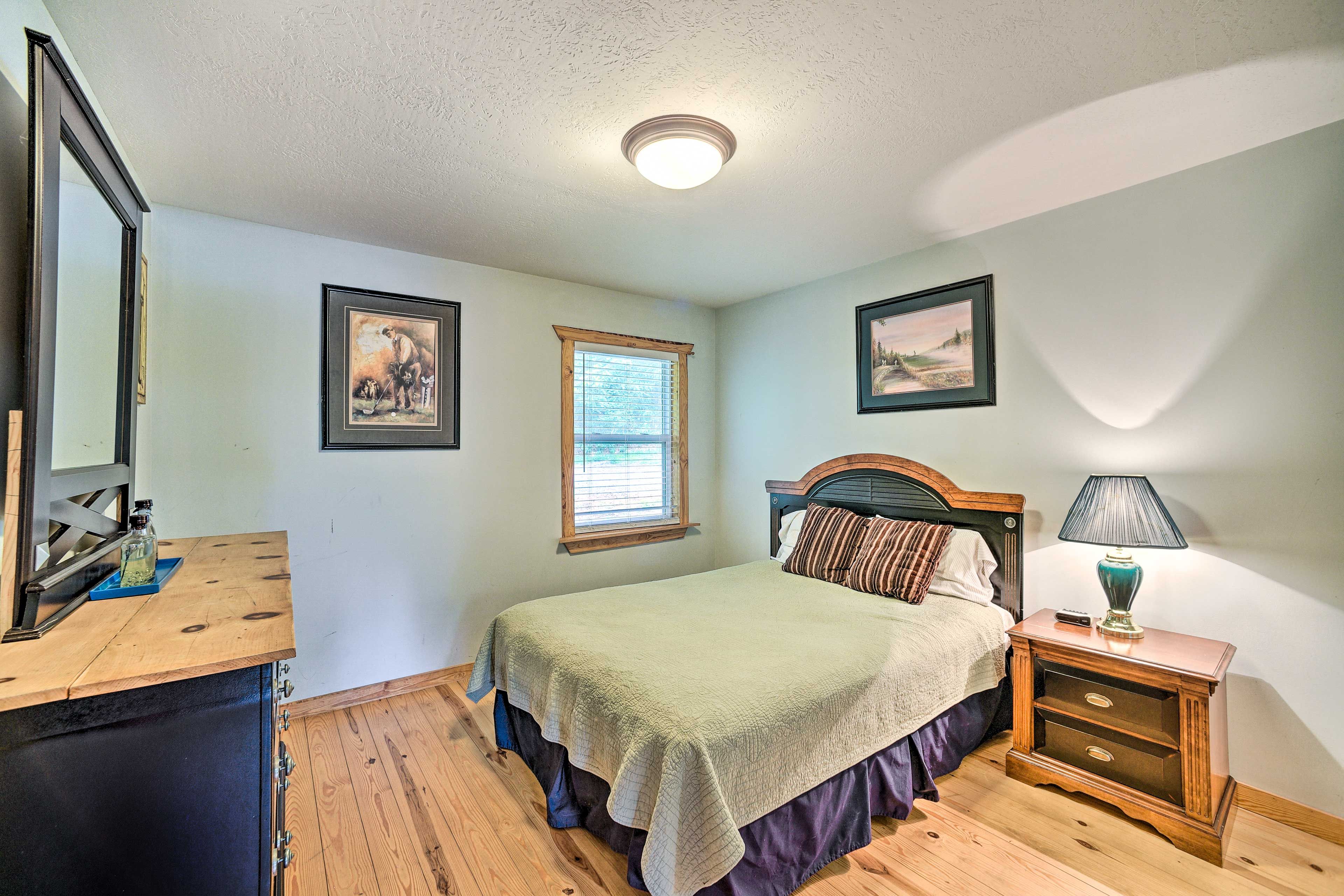 Bedroom | Queen Bed | Linens Provided