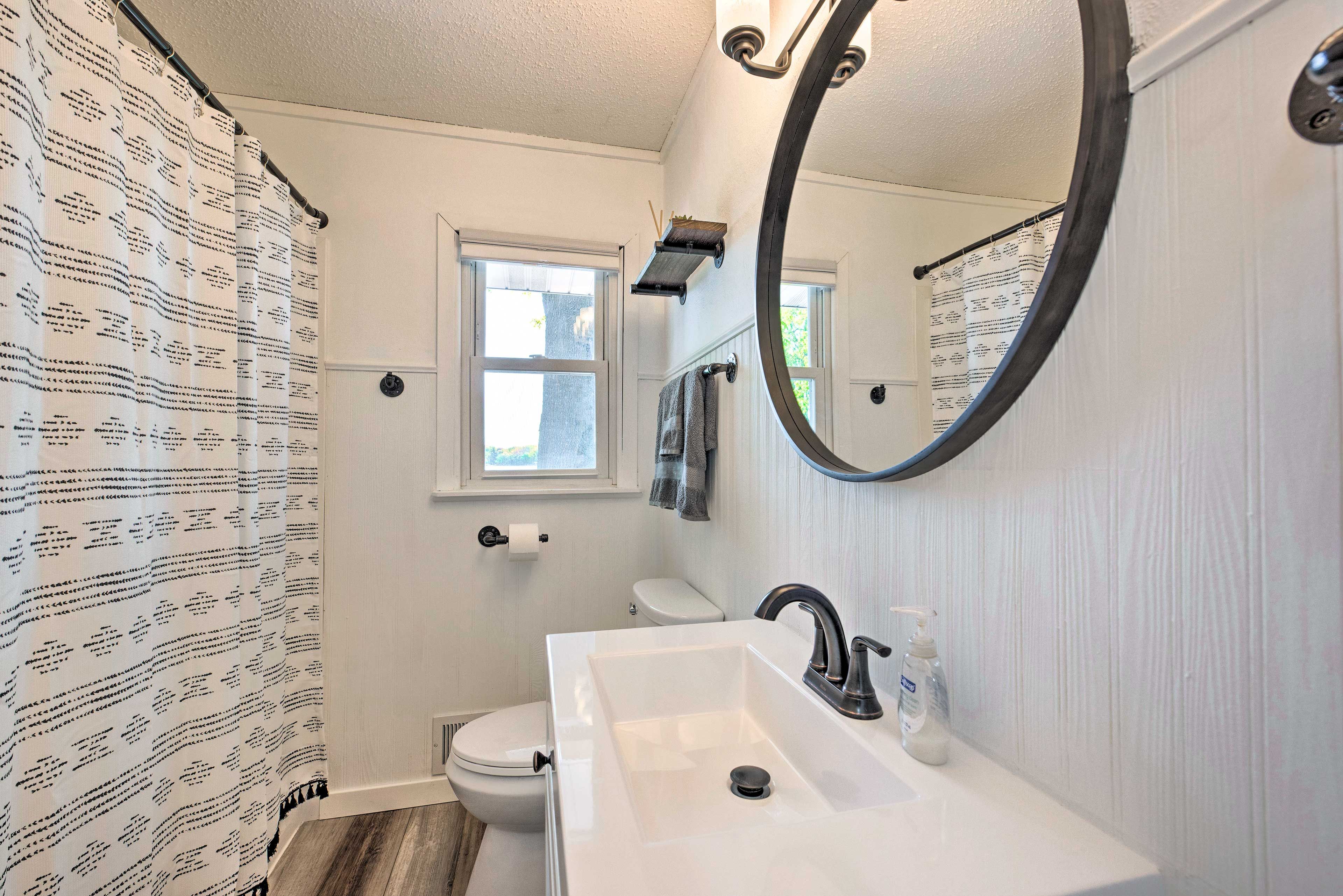 Full Bathroom | Main Level | Towels Provided