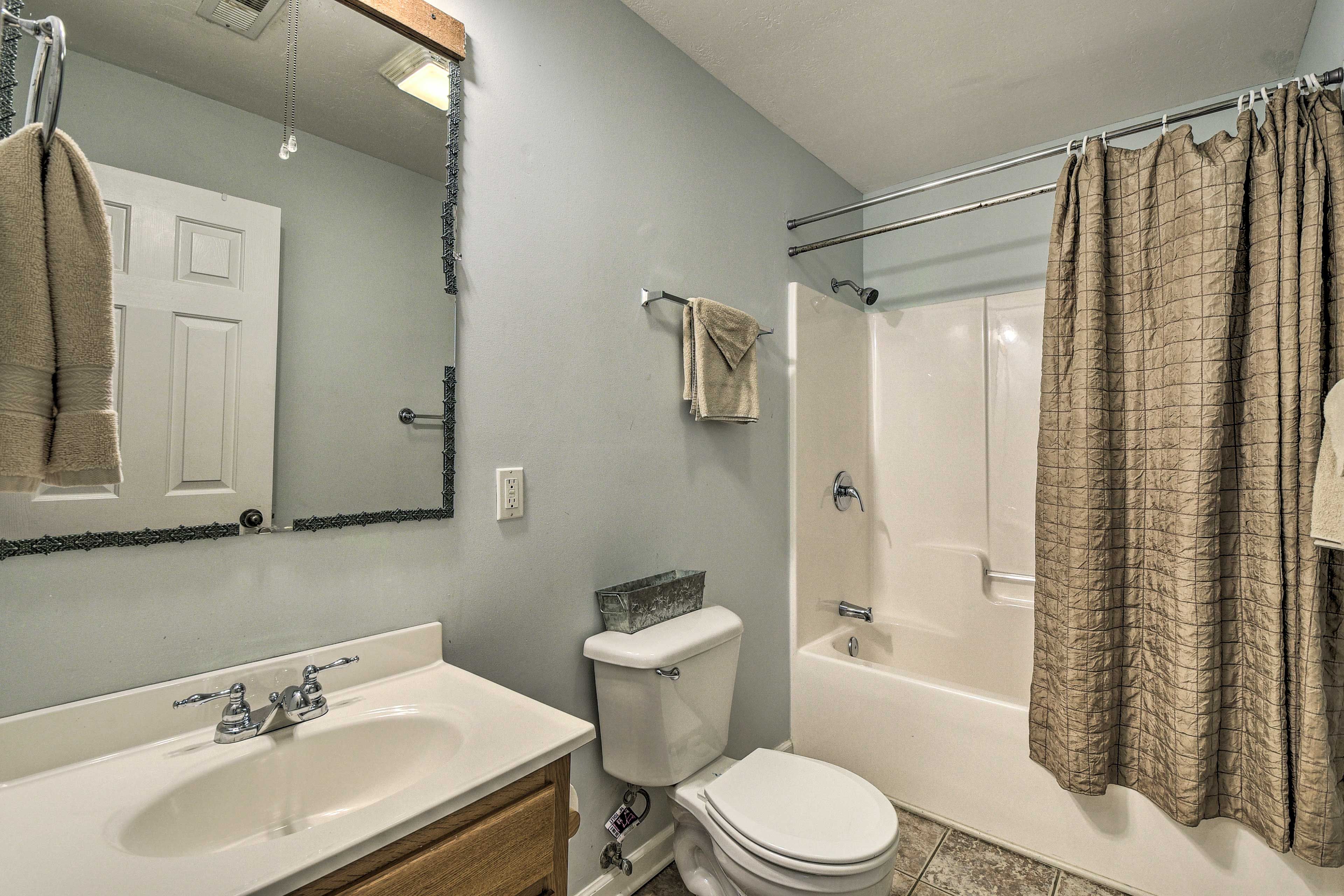 Full Bathroom | Shower/Tub Combo | Towels Provided