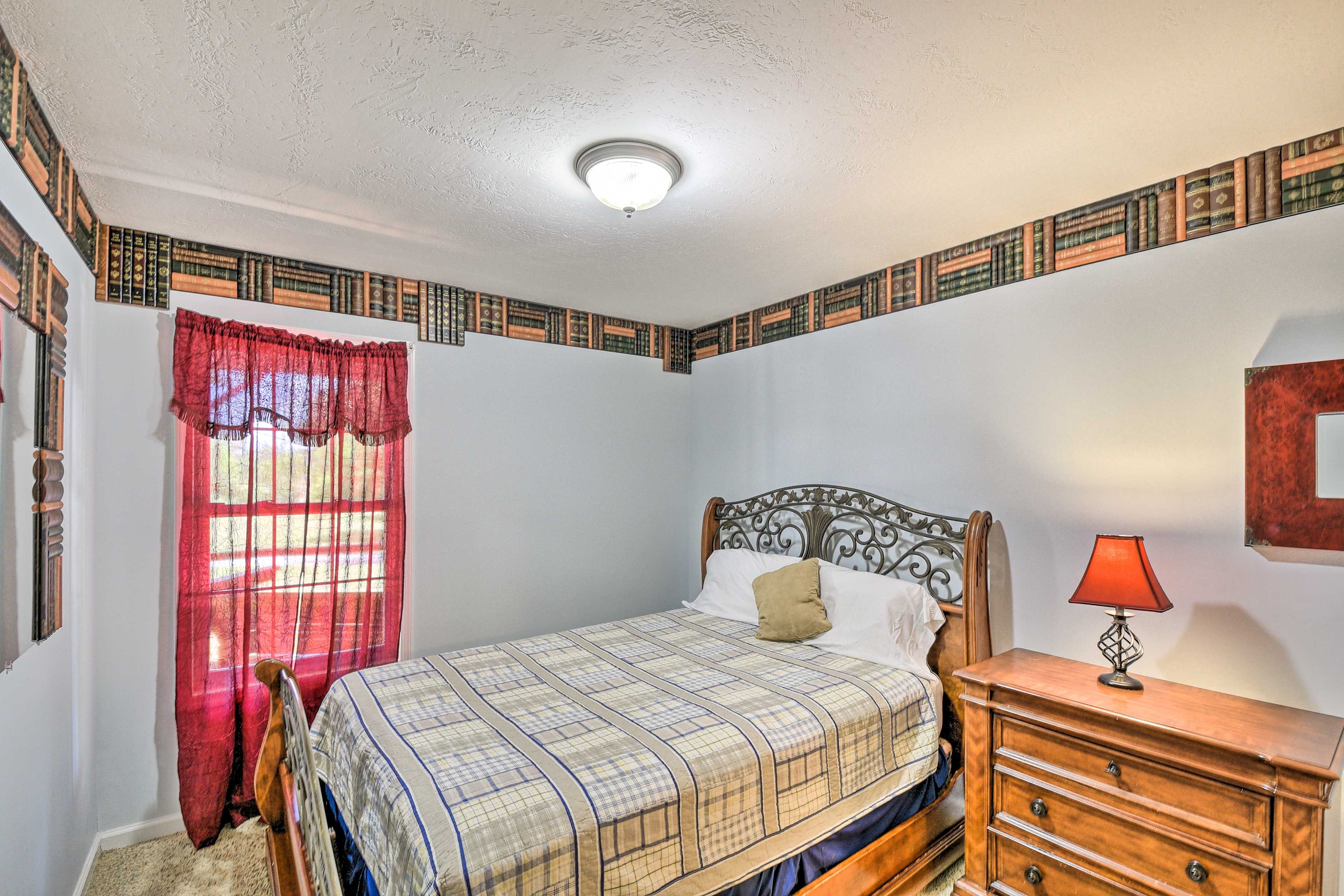 Bedroom 3 | Queen Bed | Linens Provided | Bottom Floor