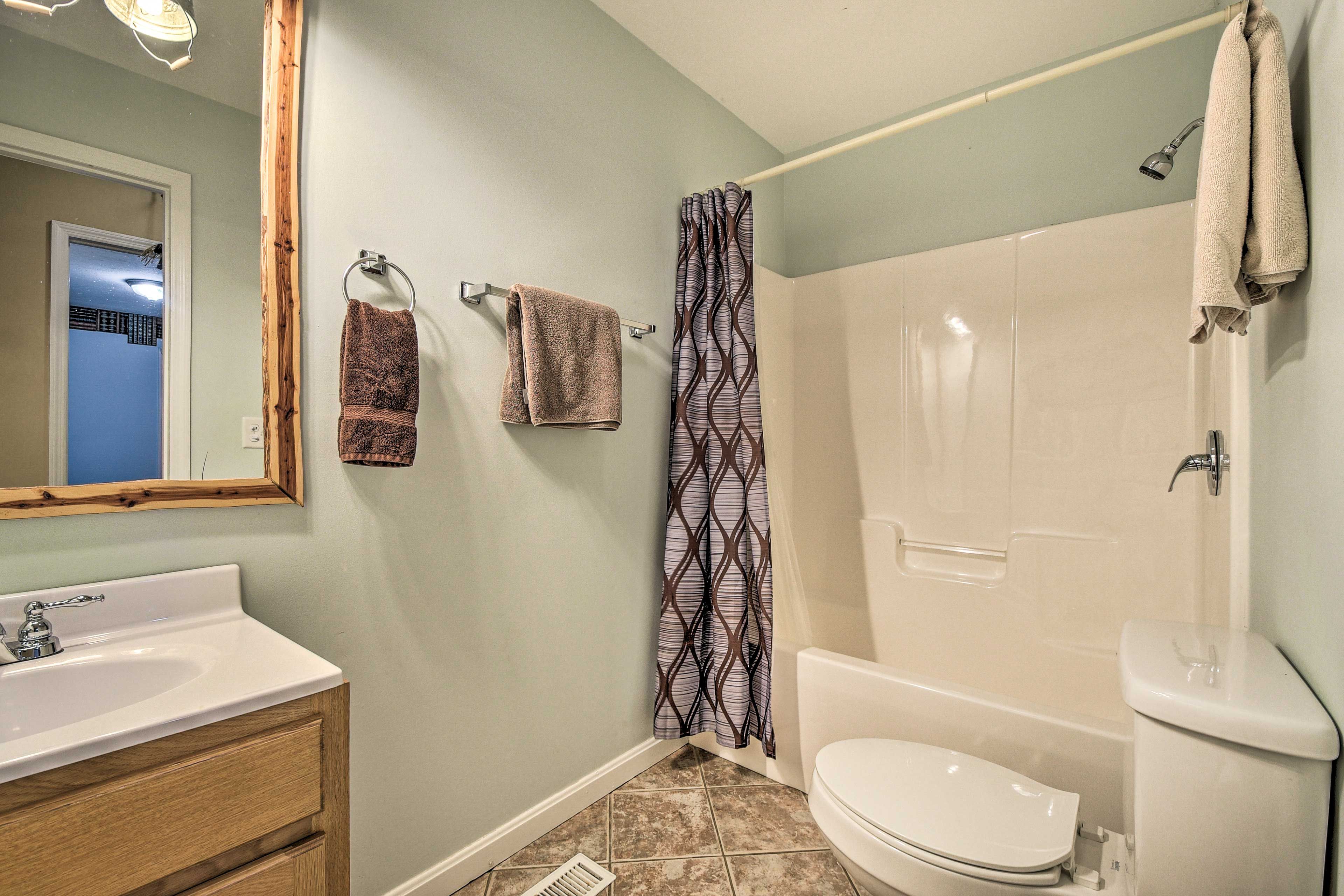 Full Bathroom | Shower/Tub Combo | Towels Provided