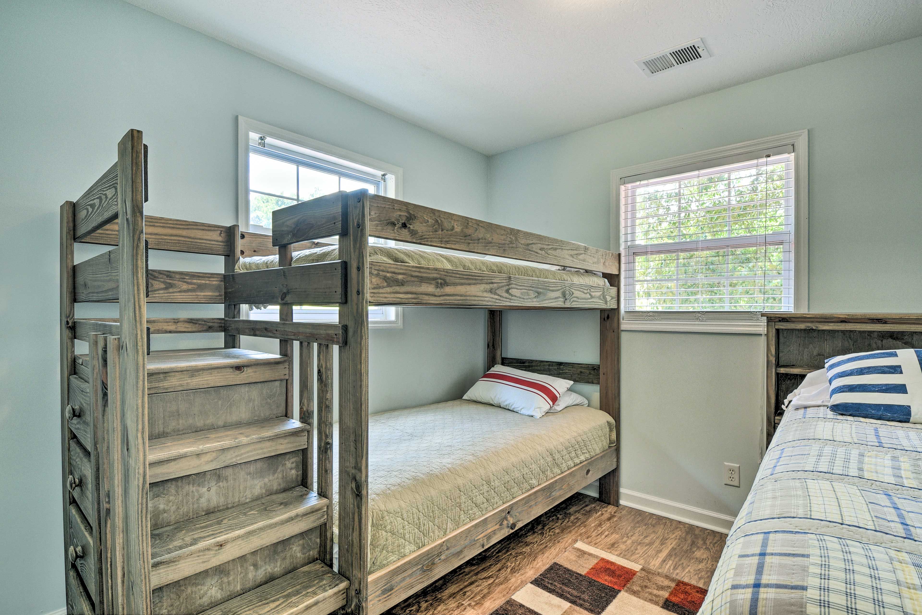Bedroom 5 | Twin Bunk Bed | Twin Bed w/ Trundle | Linens Provided | Top Floor