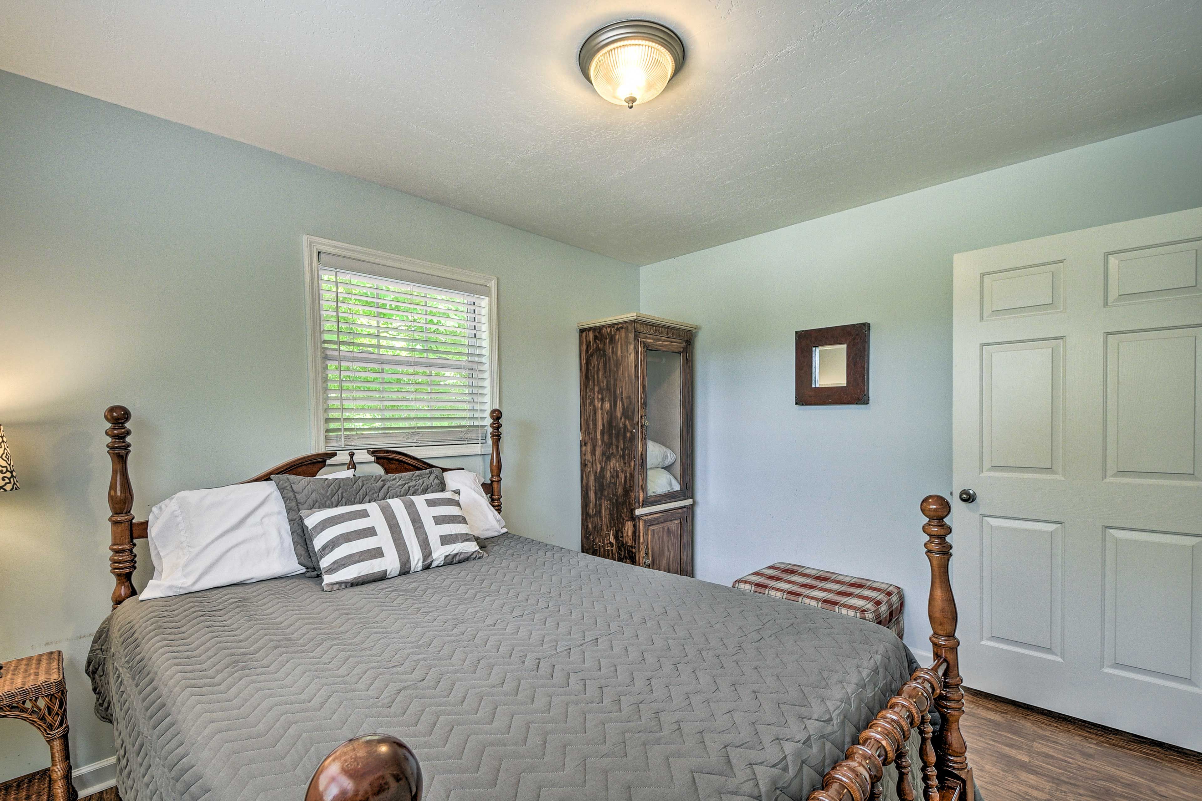 Bedroom 1 | Queen Bed | Linens Provided | Top Floor