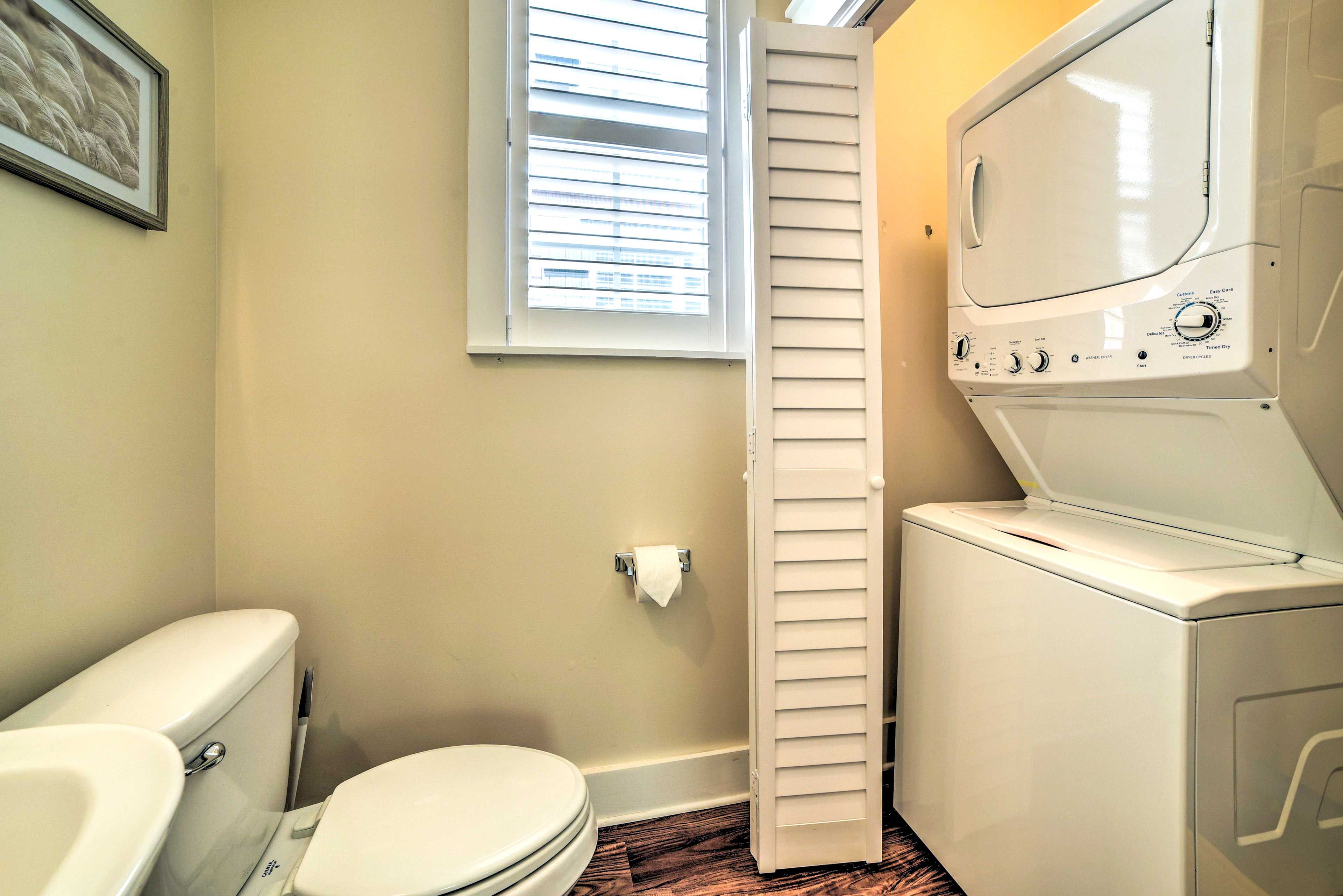 Half Bathroom | 1st Floor | Towels Provided