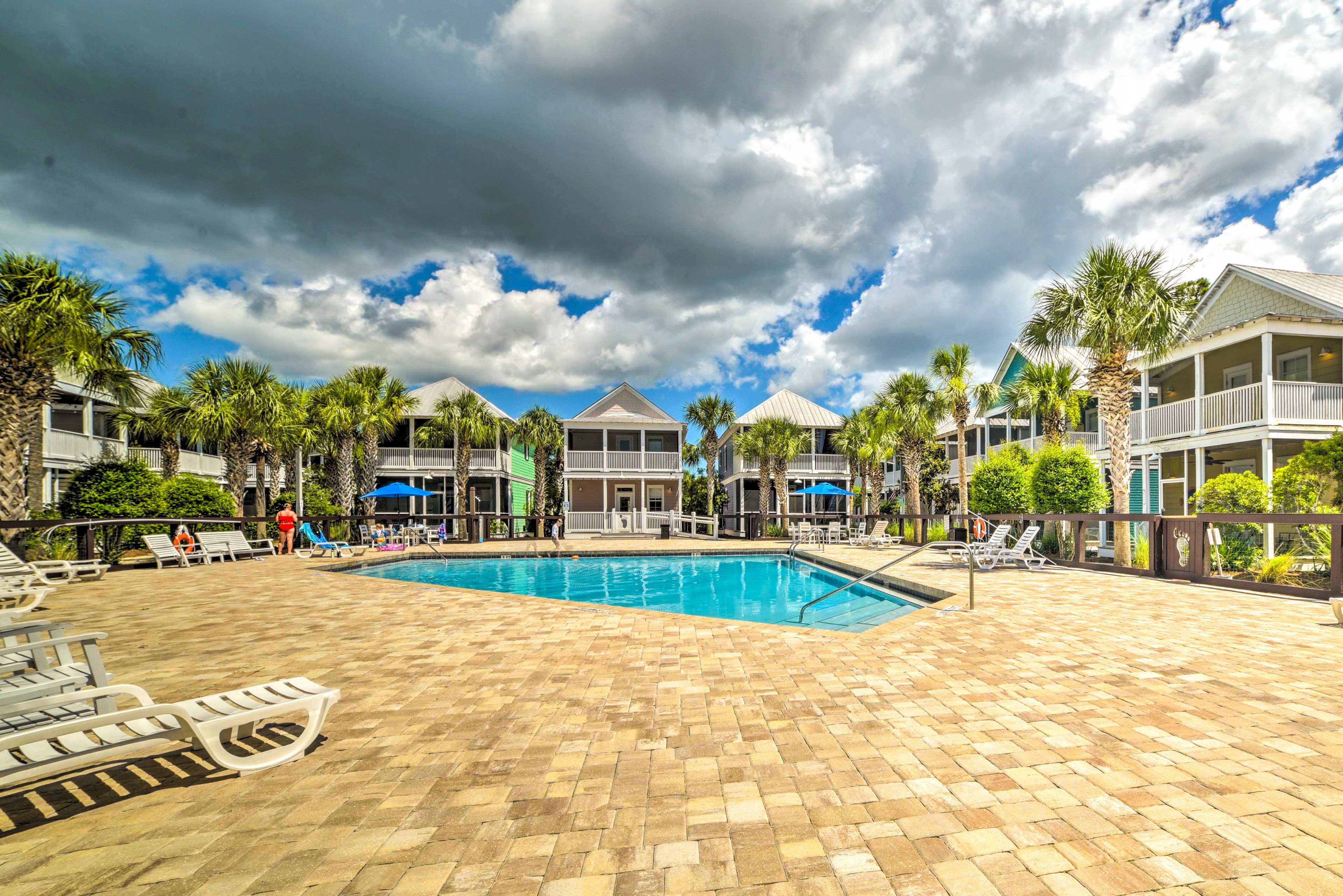 Community Amenities | Pool | Grill | Fitness Center | Picnic Benches