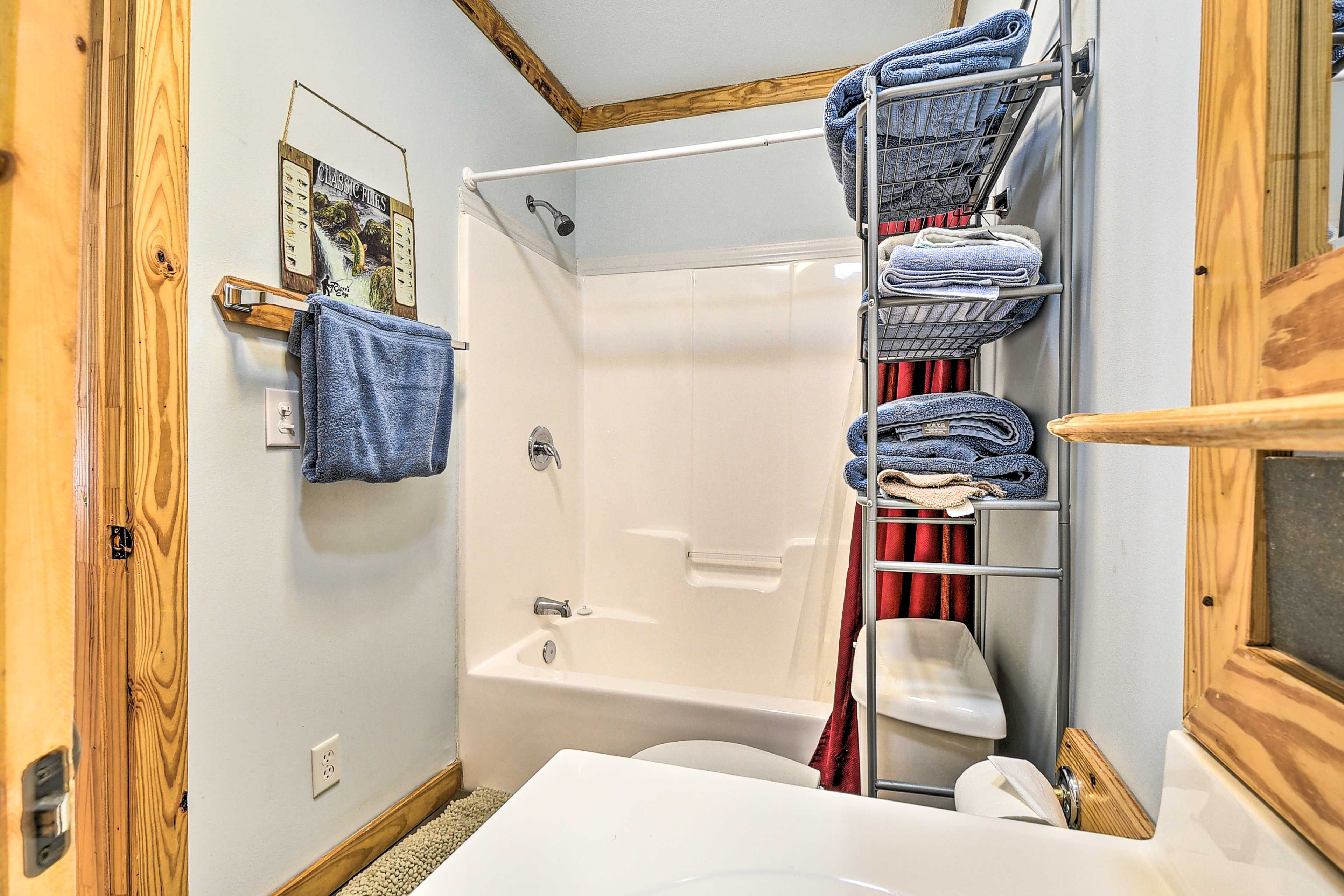 Full Bathroom | Shower/Tub Combo | Towels Provided