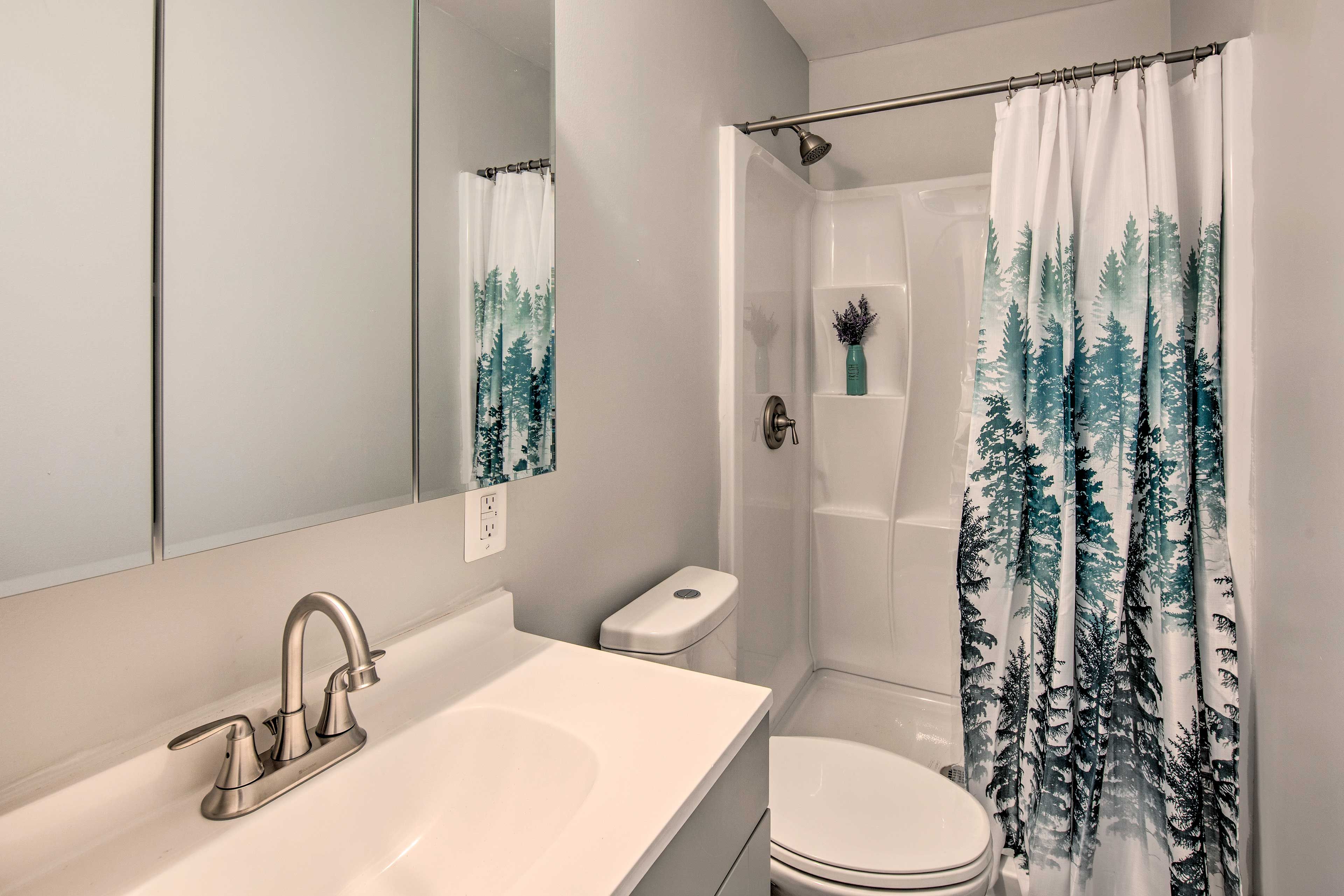 En-Suite Bathroom | Main Level | Towels Provided | Complimentary Toiletries