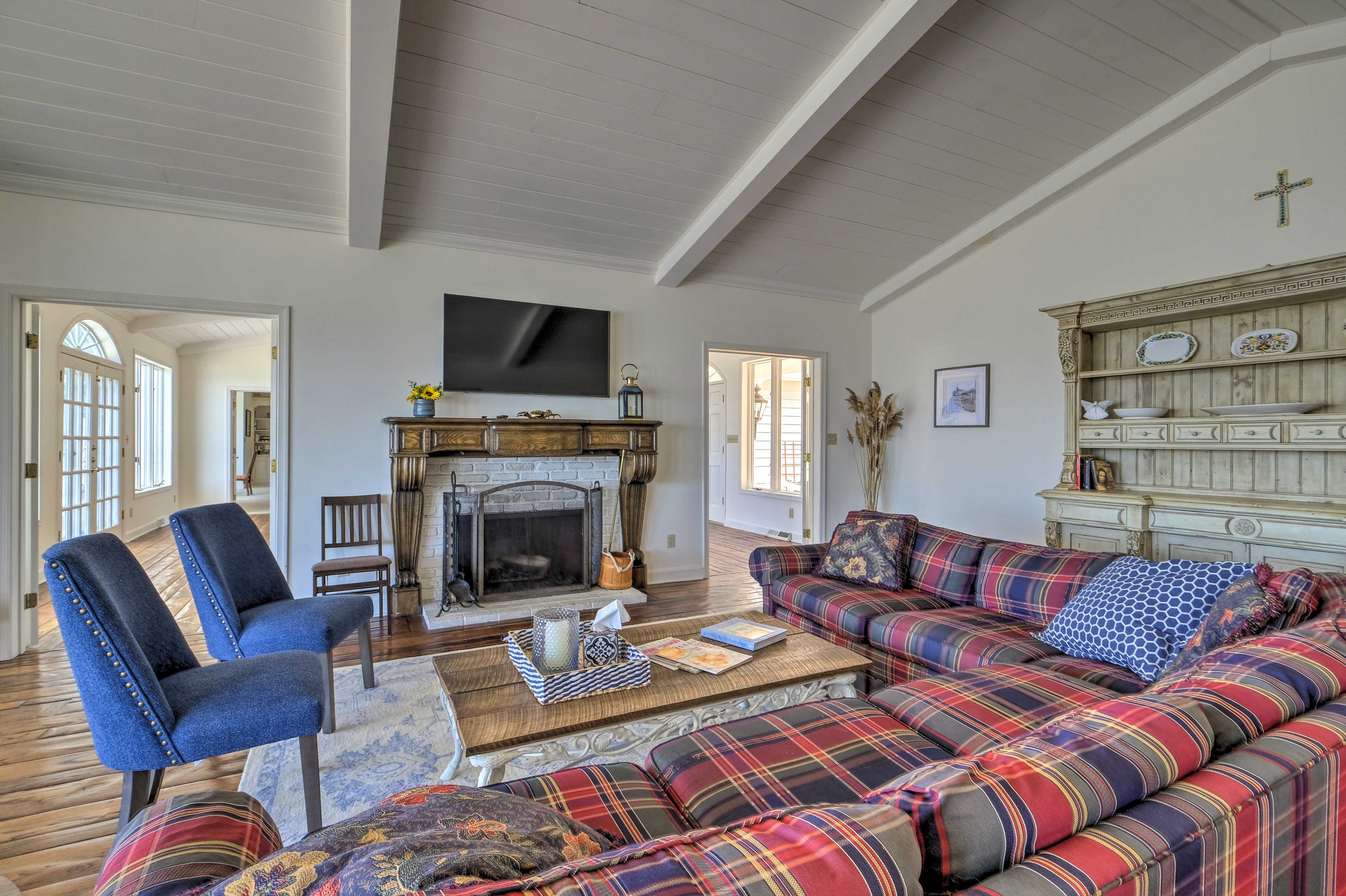 Living Room | Smart TV | Fireplace | Free WiFi