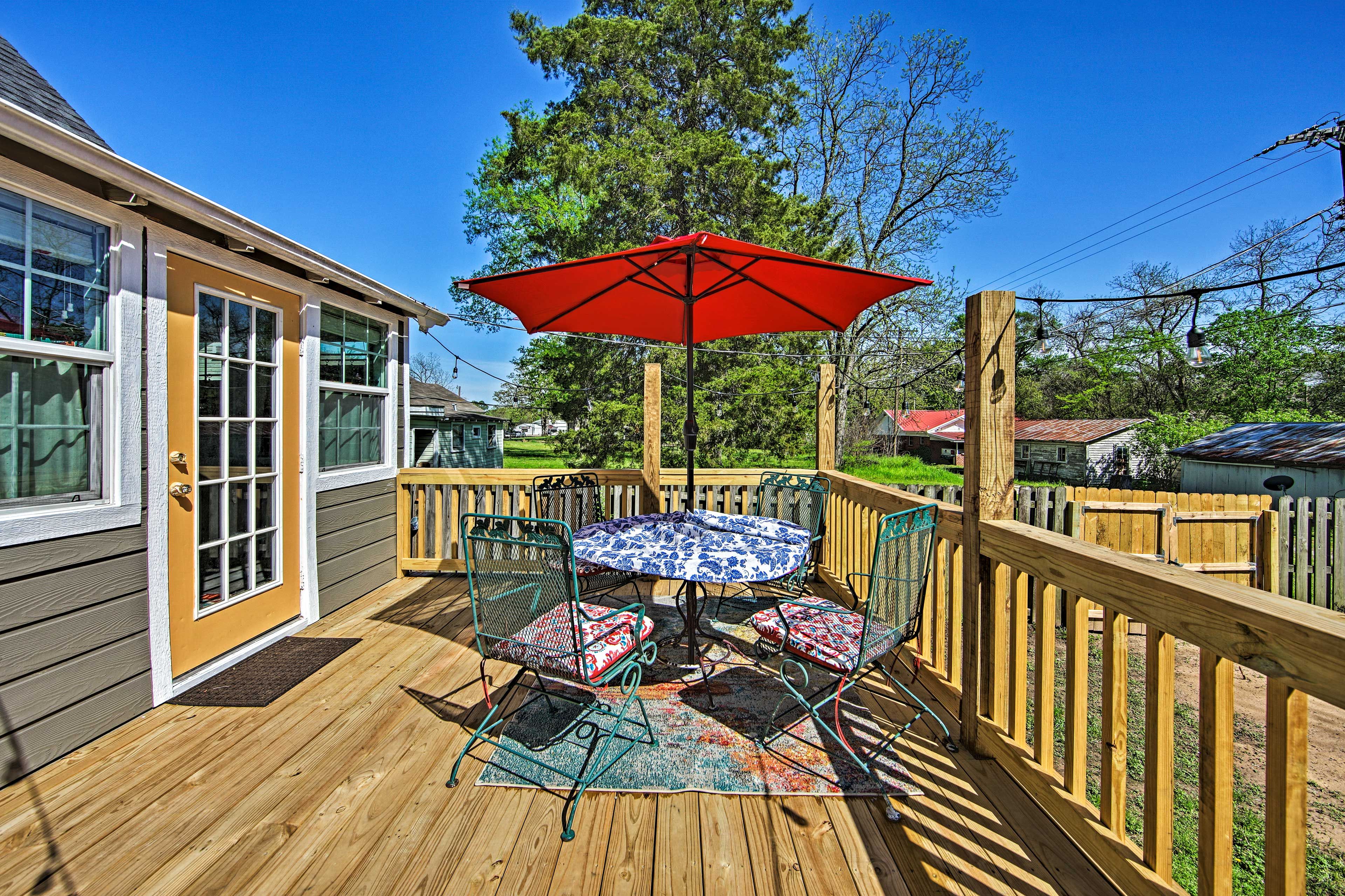 Patio Area | Outdoor Dining Table
