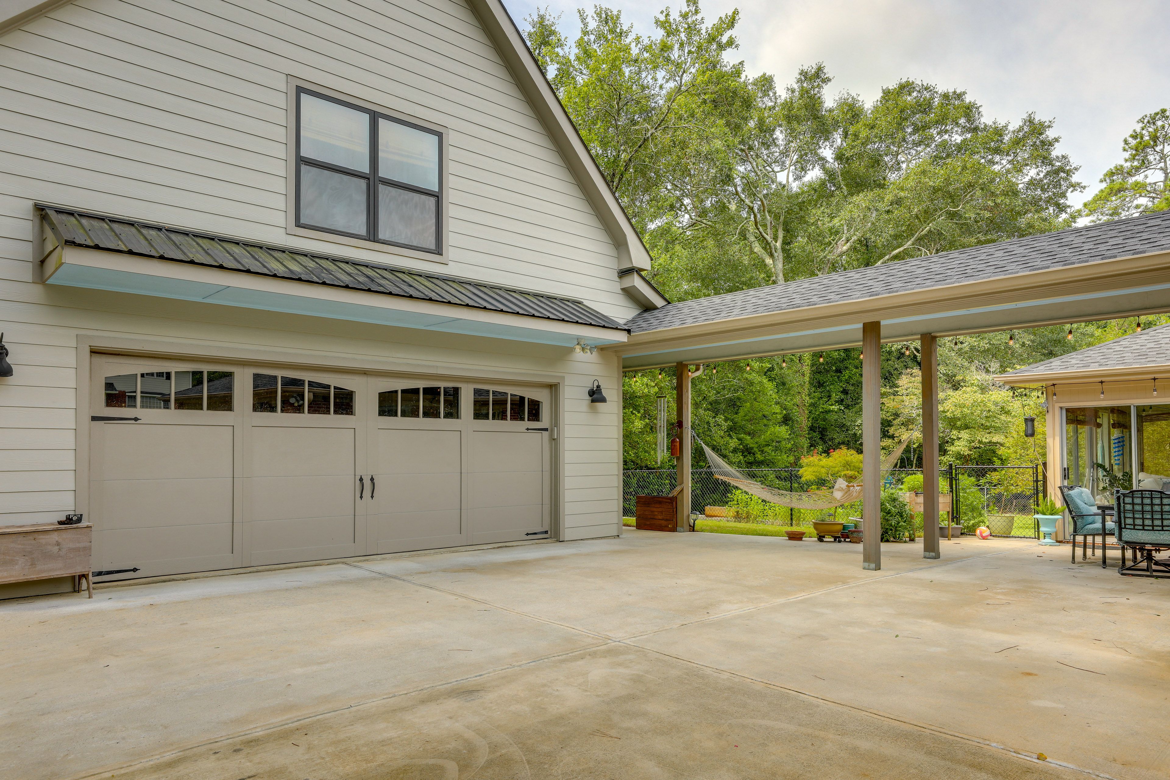 Parking | Shared Driveway (1 Vehicle, Left Side)