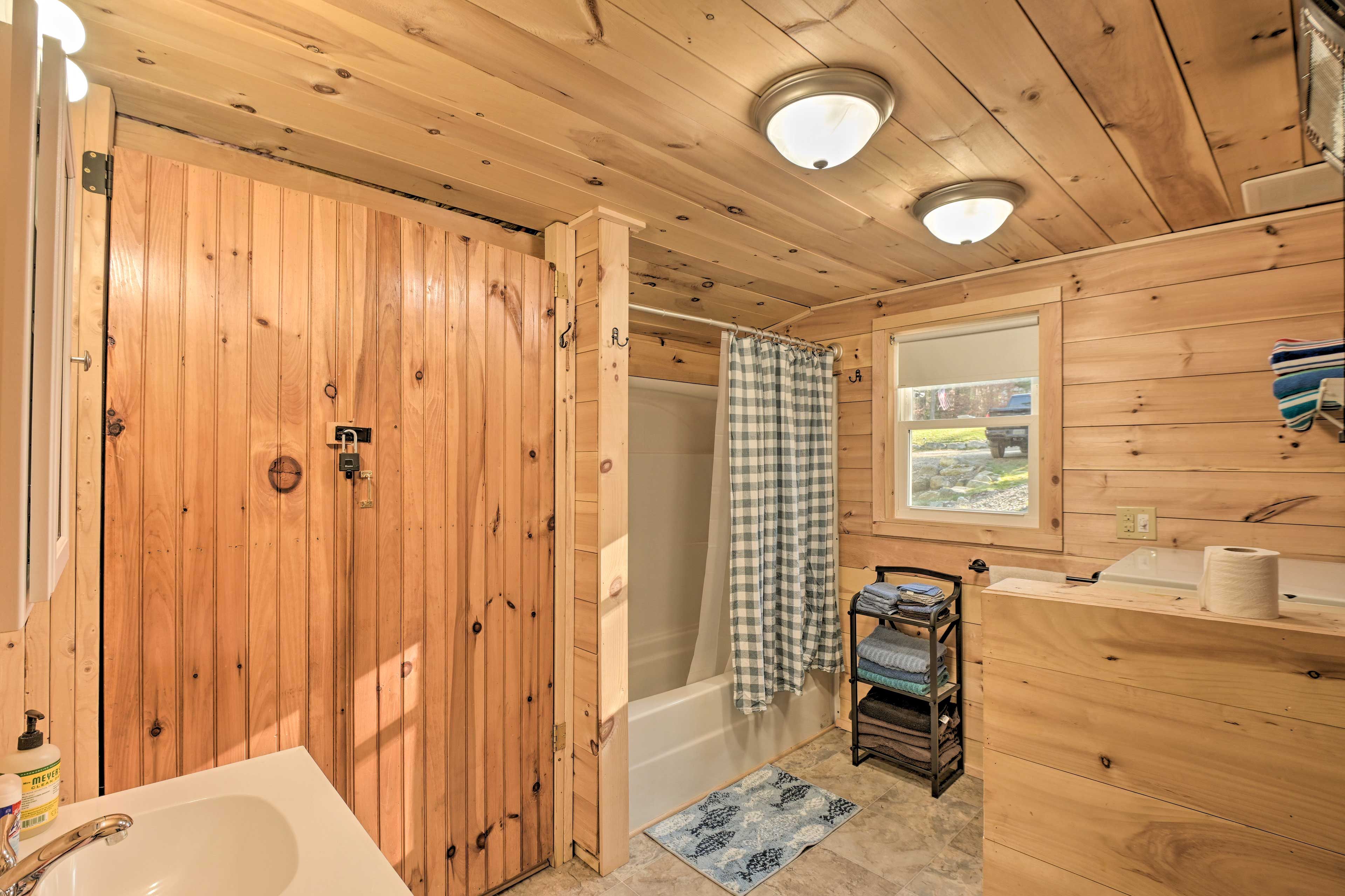 Full Bathroom | Complimentary Toiletries | Laundry | Detergent Provided